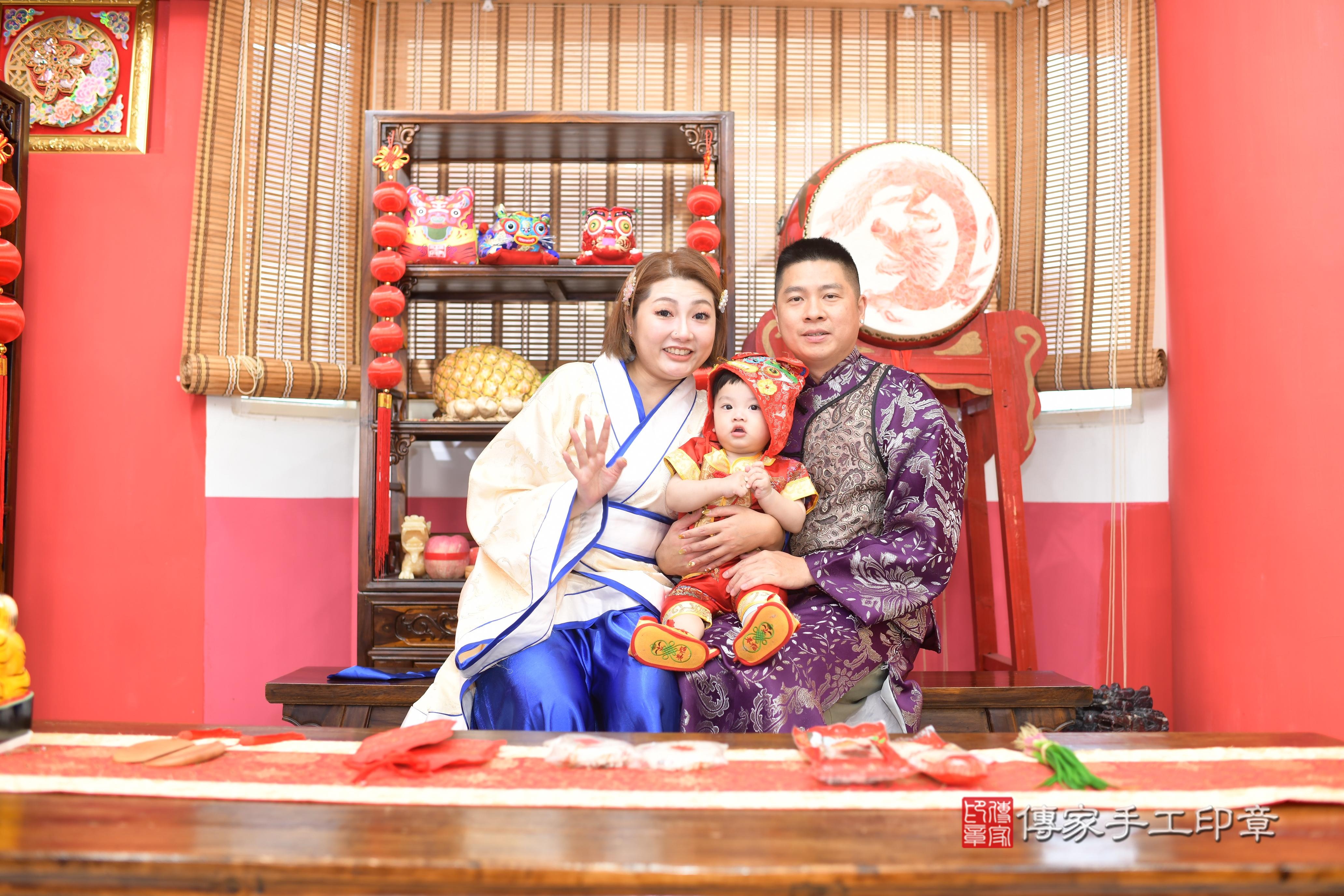 傳家手工印章高雄店、抓周、度脺、中國風會場、傳家嬰兒古禮、吉祥話、抓周道具物品24種、拍照。抓周證書。寶寶抓周、滿周歲、生日快樂、祝福 傳家手工印章高雄店、抓周、度脺、中國風會場、傳家嬰兒古禮、吉祥話、抓周道具物品24種、拍照。抓周證書。寶寶抓周、滿周歲、生日快樂、祝福