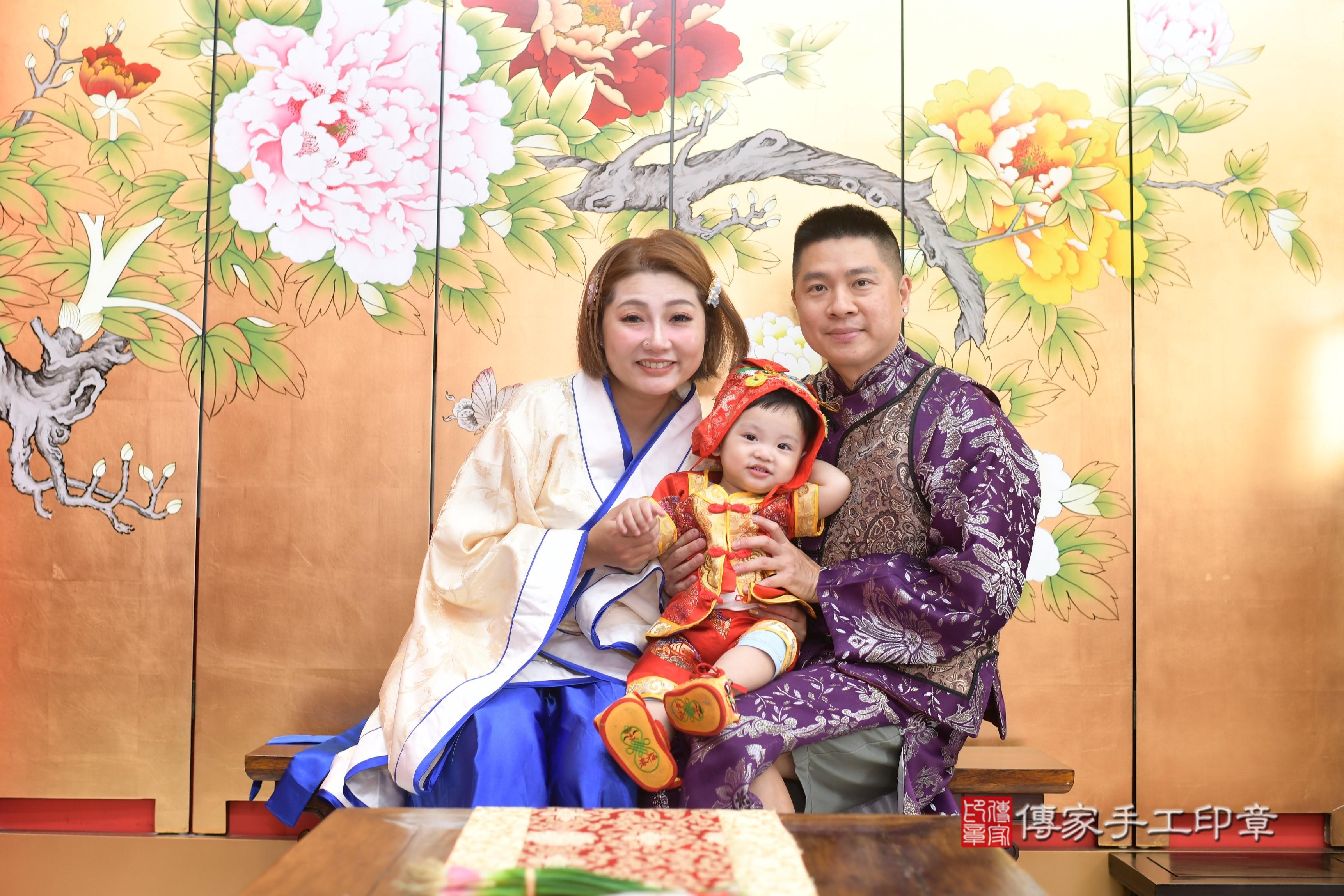 傳家手工印章高雄店、抓周、度脺、中國風會場、傳家嬰兒古禮、吉祥話、抓周道具物品24種、拍照。抓周證書。寶寶抓周、滿周歲、生日快樂、祝福 傳家手工印章高雄店、抓周、度脺、中國風會場、傳家嬰兒古禮、吉祥話、抓周道具物品24種、拍照。抓周證書。寶寶抓周、滿周歲、生日快樂、祝福