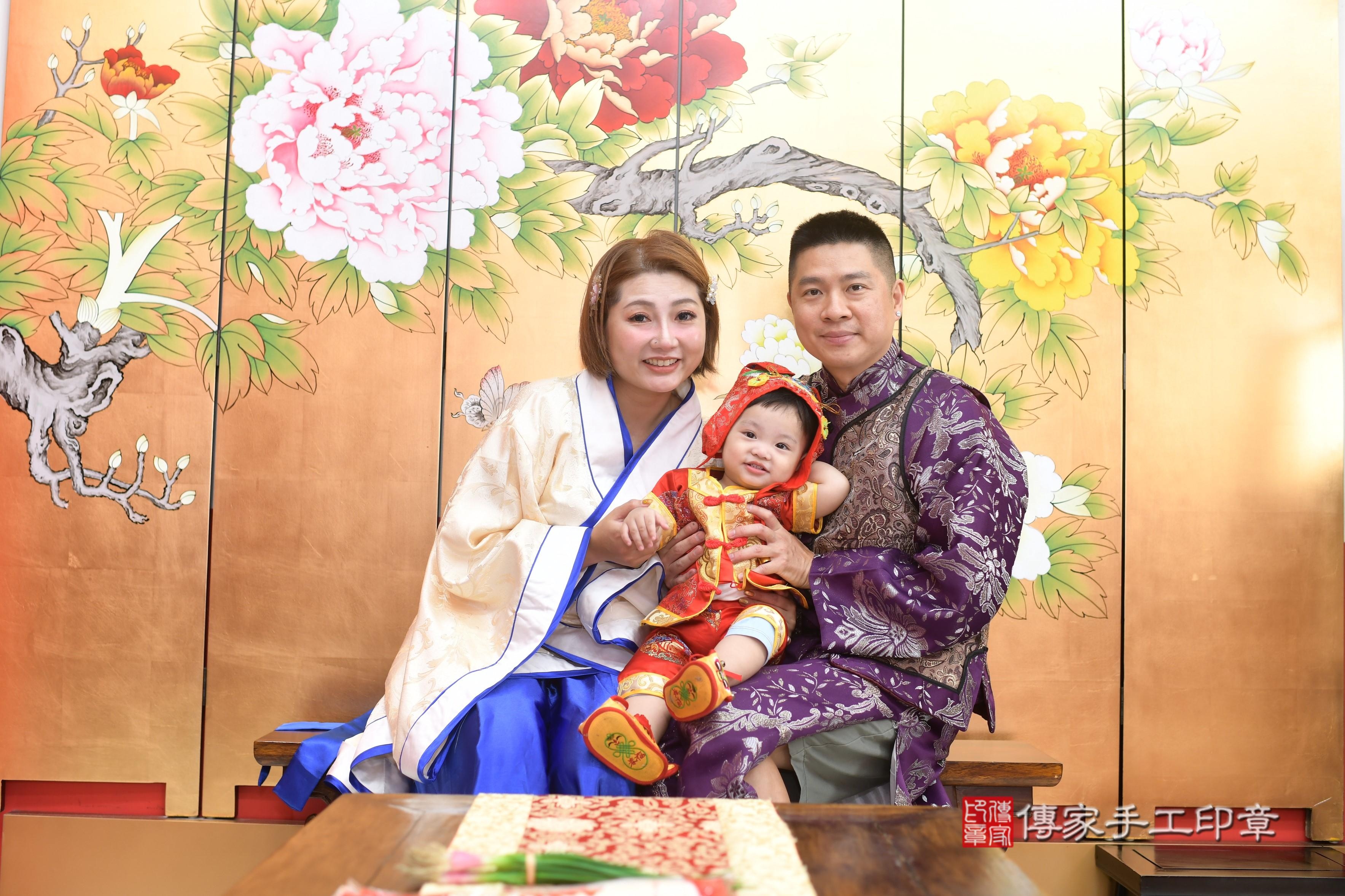 傳家手工印章高雄店、抓周、度脺、中國風會場、傳家嬰兒古禮、吉祥話、抓周道具物品24種、拍照。抓周證書。寶寶抓周、滿周歲、生日快樂、祝福 傳家手工印章高雄店、抓周、度脺、中國風會場、傳家嬰兒古禮、吉祥話、抓周道具物品24種、拍照。抓周證書。寶寶抓周、滿周歲、生日快樂、祝福