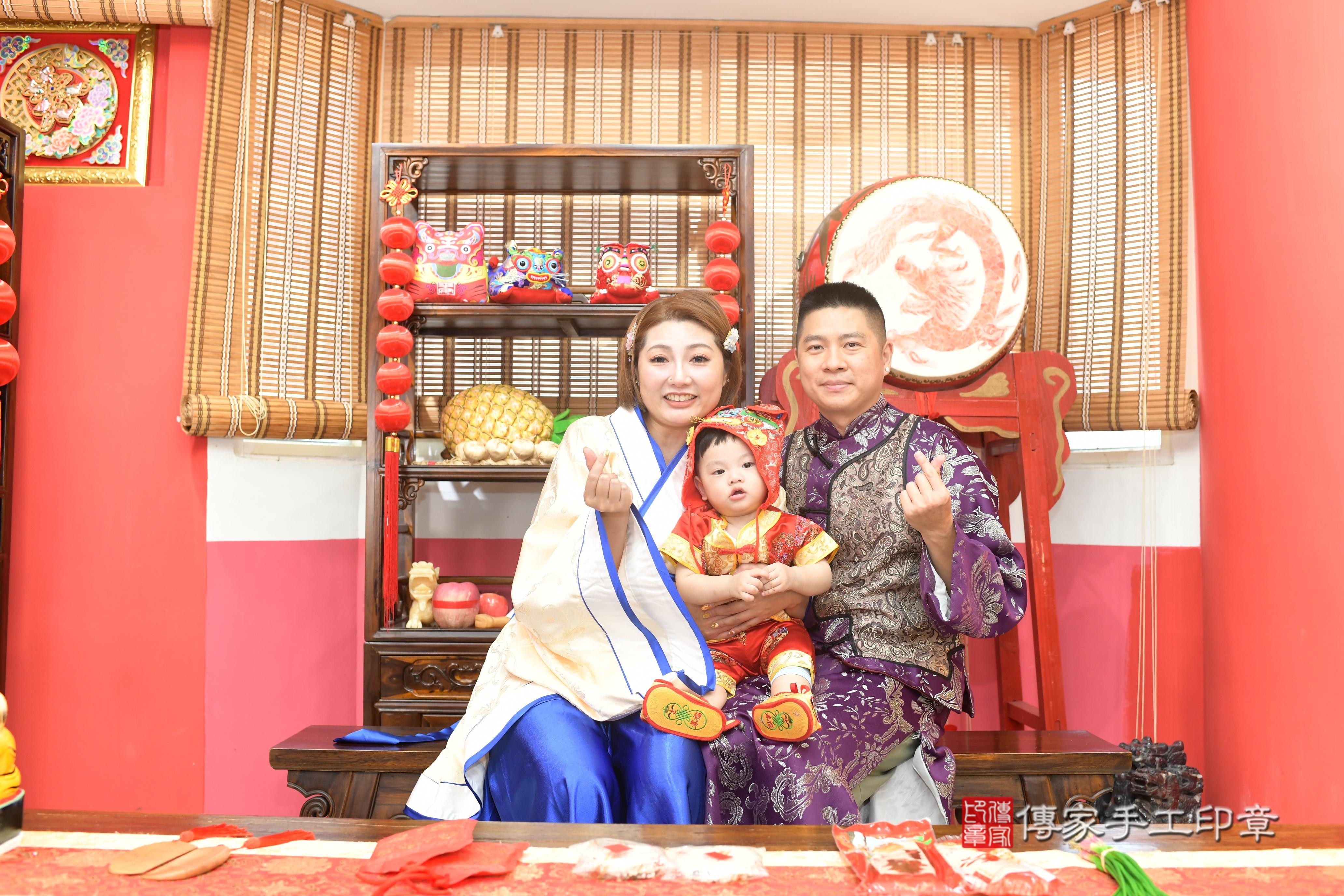 傳家手工印章高雄店、抓周、度脺、中國風會場、傳家嬰兒古禮、吉祥話、抓周道具物品24種、拍照。抓周證書。寶寶抓周、滿周歲、生日快樂、祝福 傳家手工印章高雄店、抓周、度脺、中國風會場、傳家嬰兒古禮、吉祥話、抓周道具物品24種、拍照。抓周證書。寶寶抓周、滿周歲、生日快樂、祝福