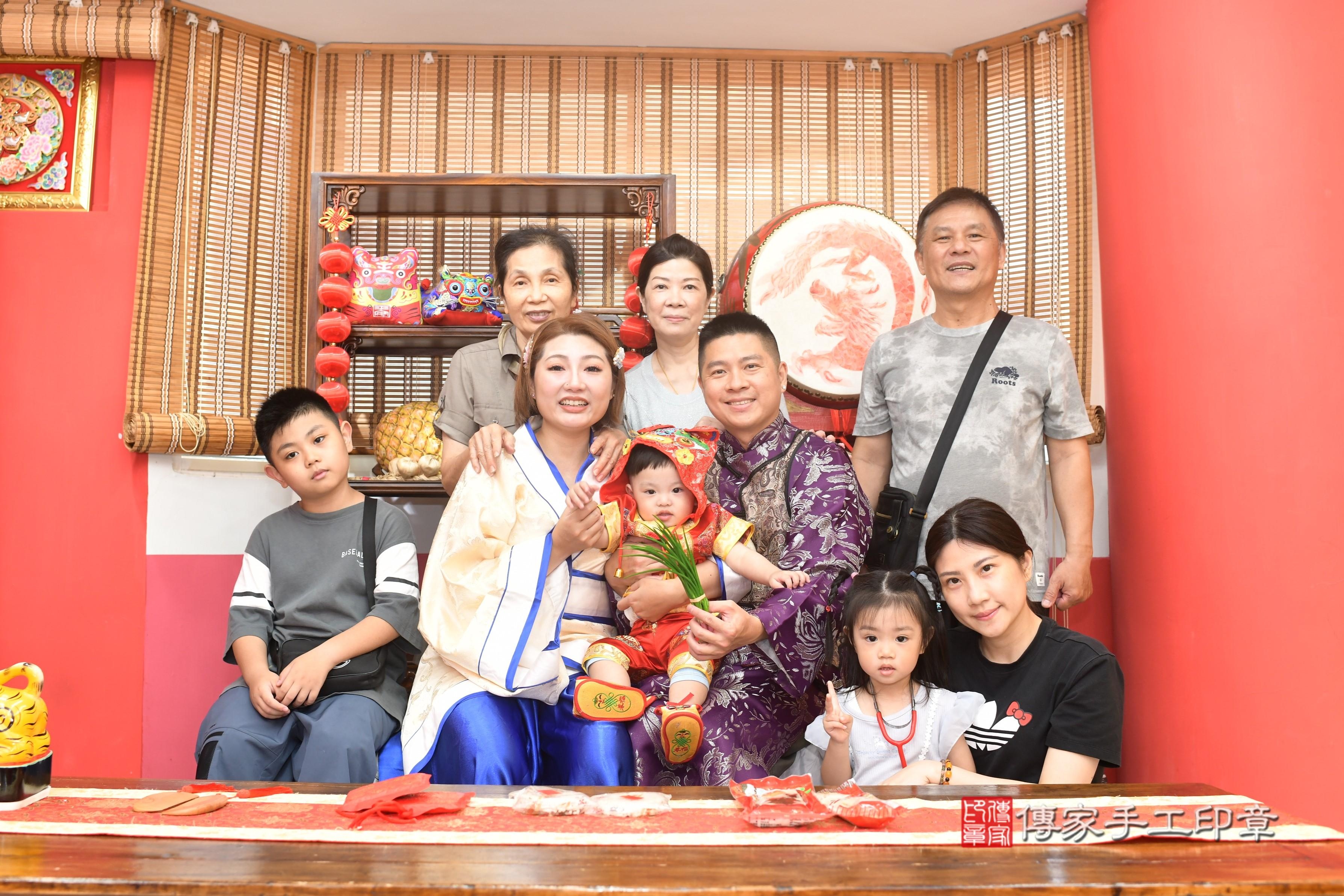 傳家手工印章高雄店、抓周、度脺、中國風會場、傳家嬰兒古禮、吉祥話、抓周道具物品24種、拍照。抓周證書。寶寶抓周、滿周歲、生日快樂、祝福 傳家手工印章高雄店、抓周、度脺、中國風會場、傳家嬰兒古禮、吉祥話、抓周道具物品24種、拍照。抓周證書。寶寶抓周、滿周歲、生日快樂、祝福