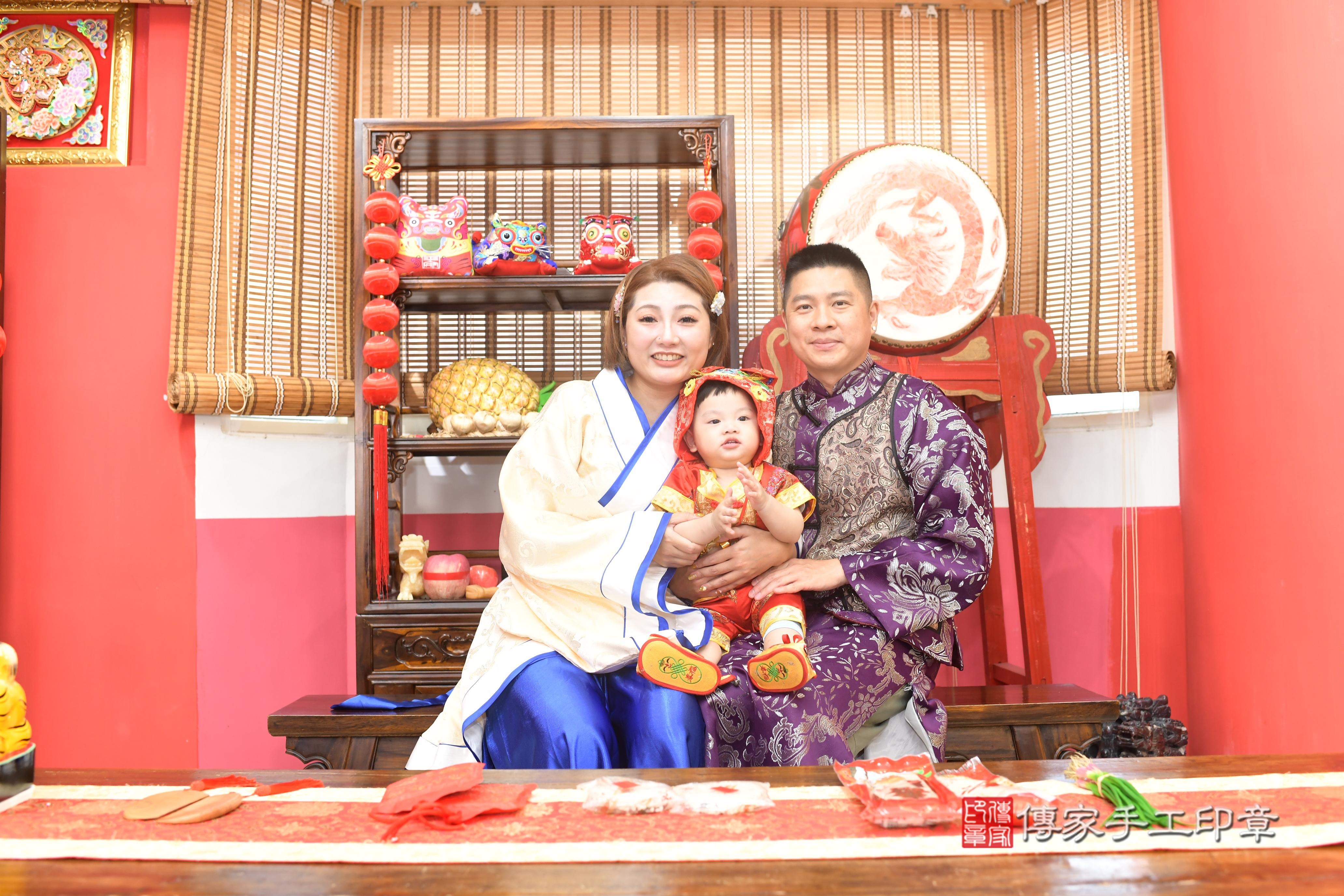 傳家手工印章高雄店、抓周、度脺、中國風會場、傳家嬰兒古禮、吉祥話、抓周道具物品24種、拍照。抓周證書。寶寶抓周、滿周歲、生日快樂、祝福 傳家手工印章高雄店、抓周、度脺、中國風會場、傳家嬰兒古禮、吉祥話、抓周道具物品24種、拍照。抓周證書。寶寶抓周、滿周歲、生日快樂、祝福