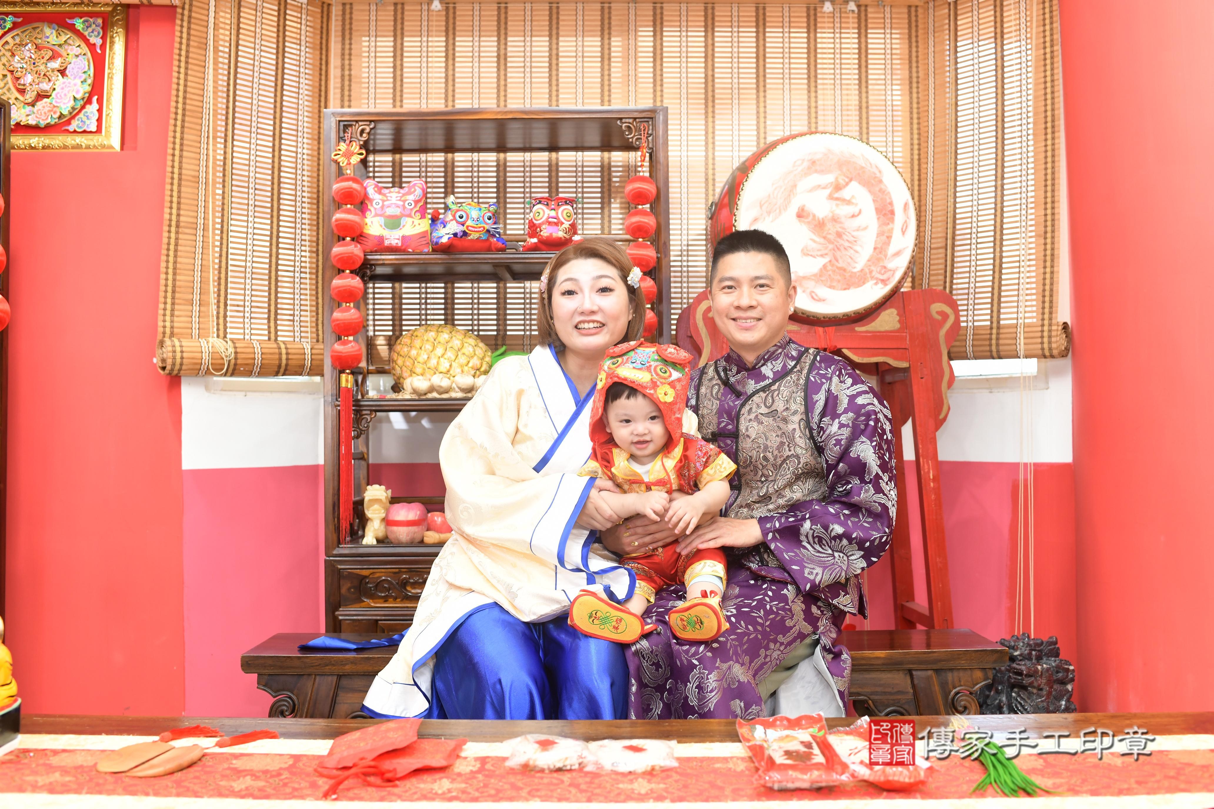 傳家手工印章高雄店、抓周、度脺、中國風會場、傳家嬰兒古禮、吉祥話、抓周道具物品24種、拍照。抓周證書。寶寶抓周、滿周歲、生日快樂、祝福 傳家手工印章高雄店、抓周、度脺、中國風會場、傳家嬰兒古禮、吉祥話、抓周道具物品24種、拍照。抓周證書。寶寶抓周、滿周歲、生日快樂、祝福