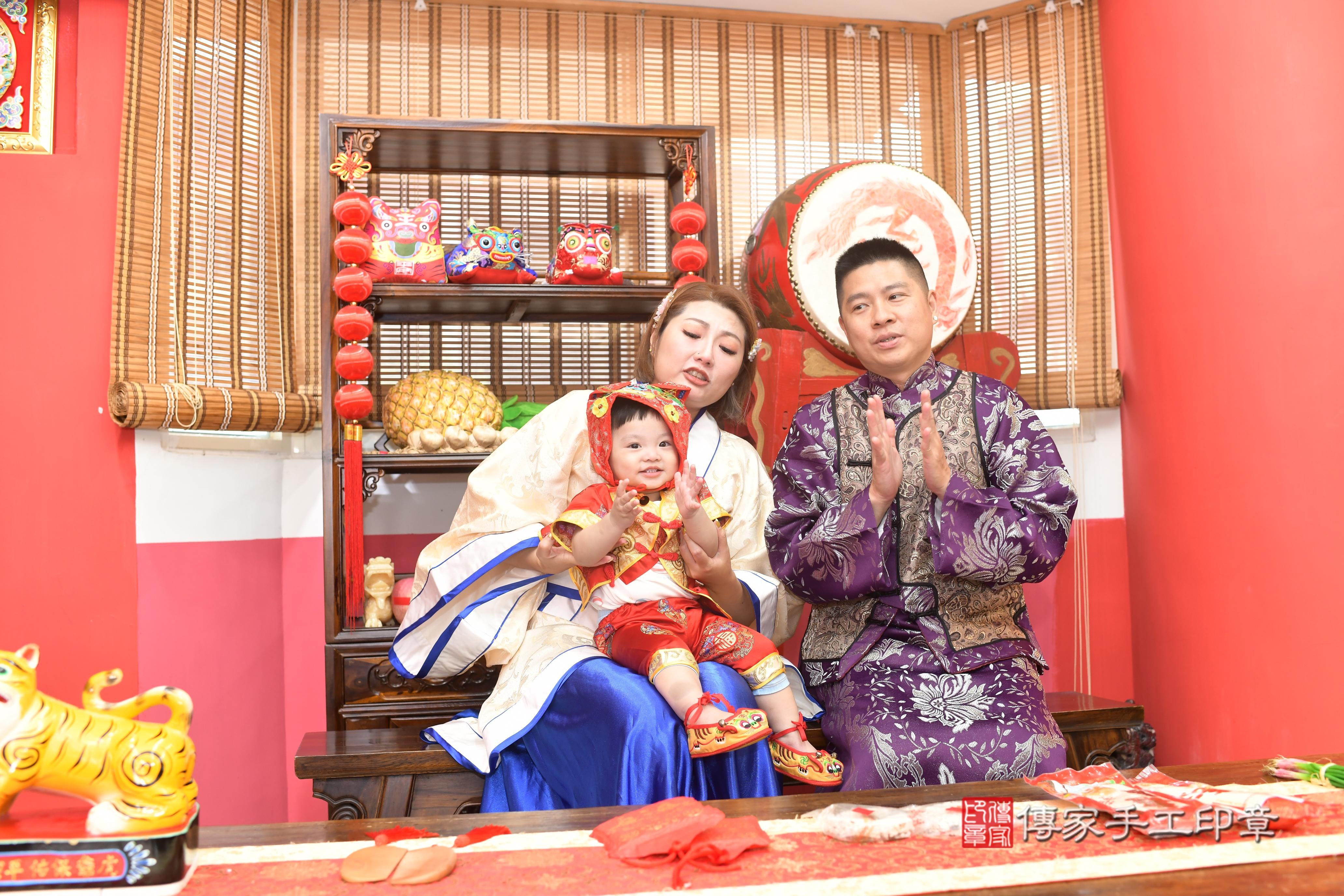 傳家手工印章高雄店、抓周、度脺、中國風會場、傳家嬰兒古禮、吉祥話、抓周道具物品24種、拍照。抓周證書。寶寶抓周、滿周歲、生日快樂、祝福 傳家手工印章高雄店、抓周、度脺、中國風會場、傳家嬰兒古禮、吉祥話、抓周道具物品24種、拍照。抓周證書。寶寶抓周、滿周歲、生日快樂、祝福