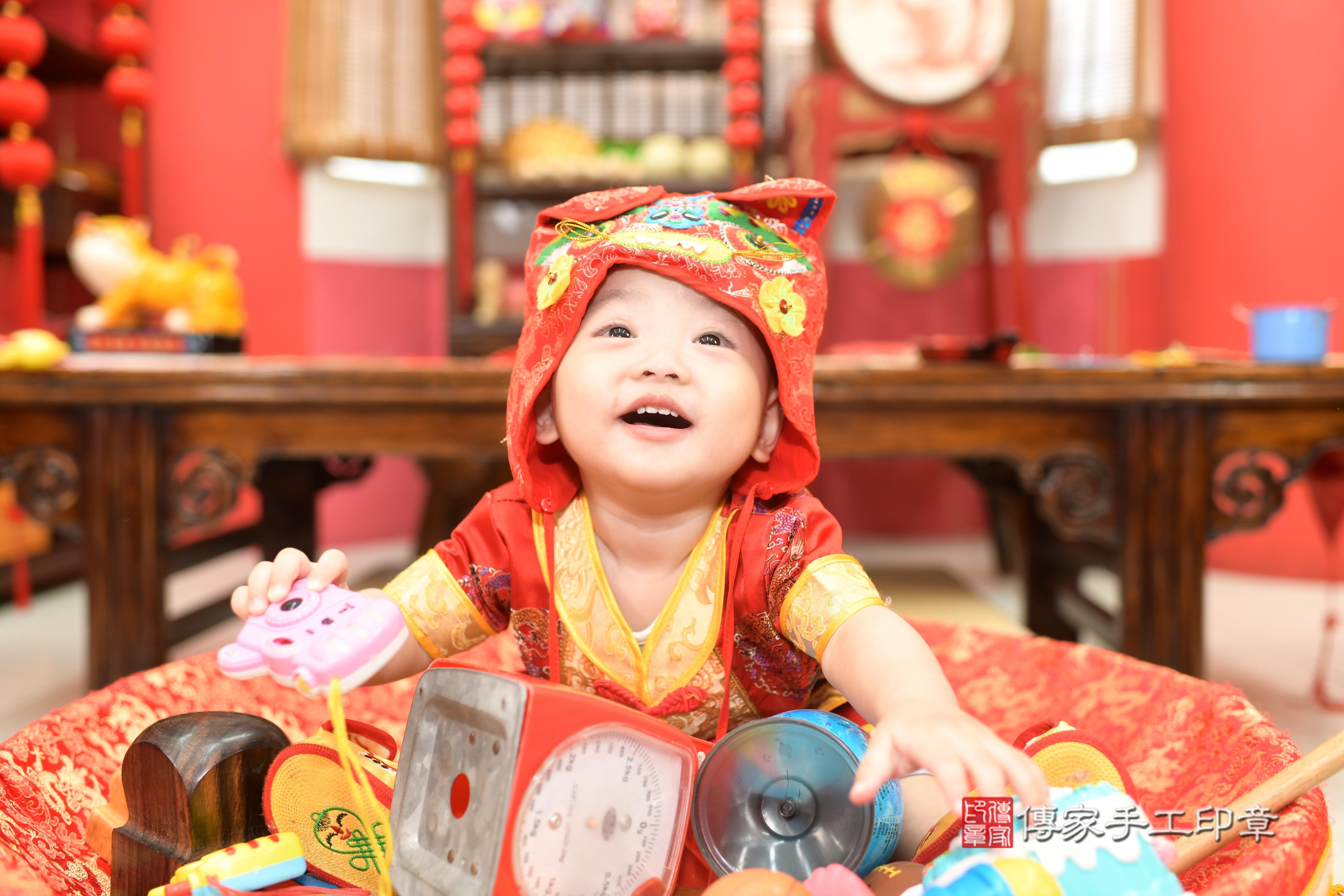 傳家手工印章高雄店、抓周、度脺、中國風會場、傳家嬰兒古禮、吉祥話、抓周道具物品24種、拍照。抓周證書。寶寶抓周、滿周歲、生日快樂、祝福 傳家手工印章高雄店、抓周、度脺、中國風會場、傳家嬰兒古禮、吉祥話、抓周道具物品24種、拍照。抓周證書。寶寶抓周、滿周歲、生日快樂、祝福