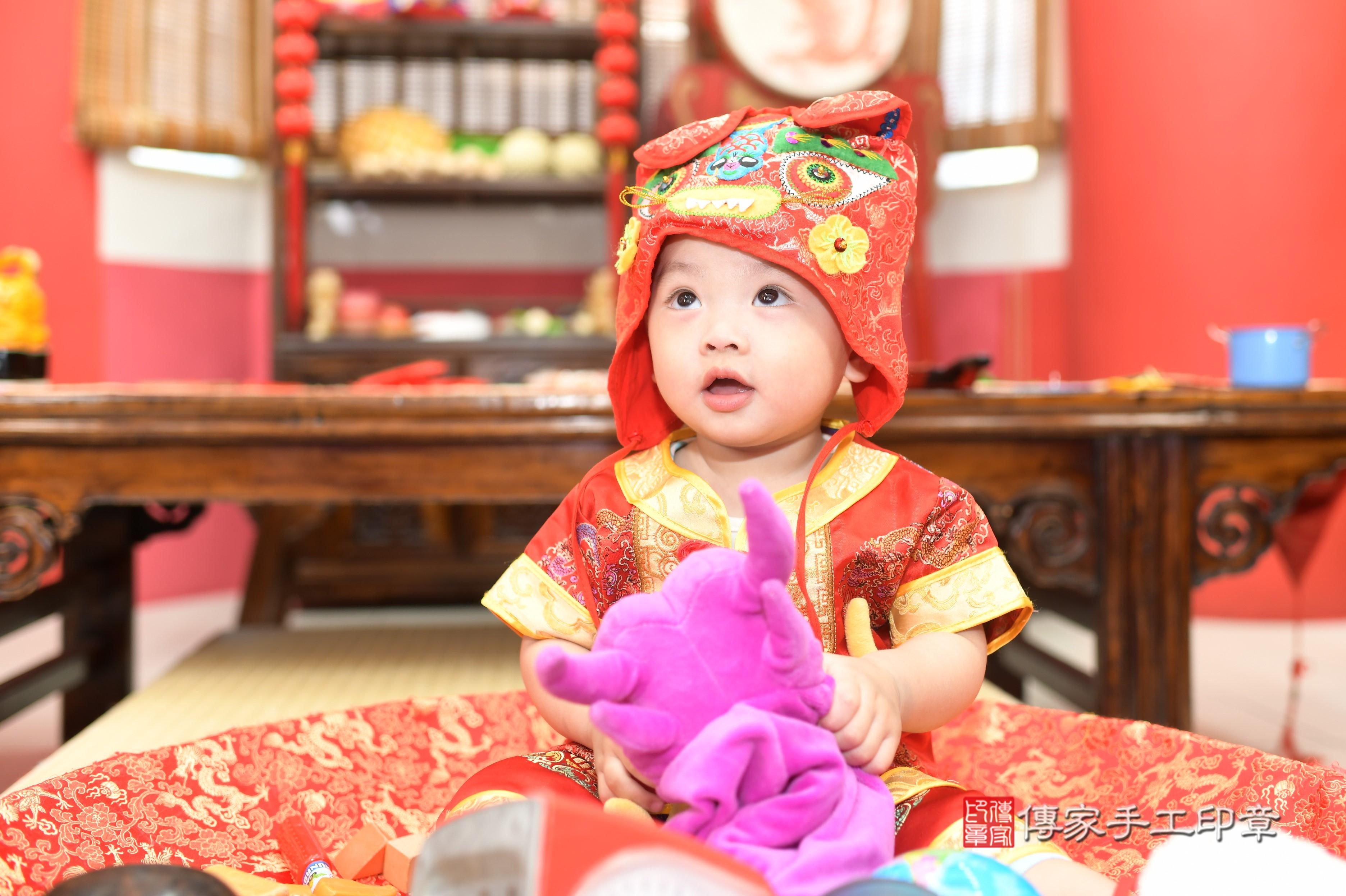 傳家手工印章高雄店、抓周、度脺、中國風會場、傳家嬰兒古禮、吉祥話、抓周道具物品24種、拍照。抓周證書。寶寶抓周、滿周歲、生日快樂、祝福 傳家手工印章高雄店、抓周、度脺、中國風會場、傳家嬰兒古禮、吉祥話、抓周道具物品24種、拍照。抓周證書。寶寶抓周、滿周歲、生日快樂、祝福