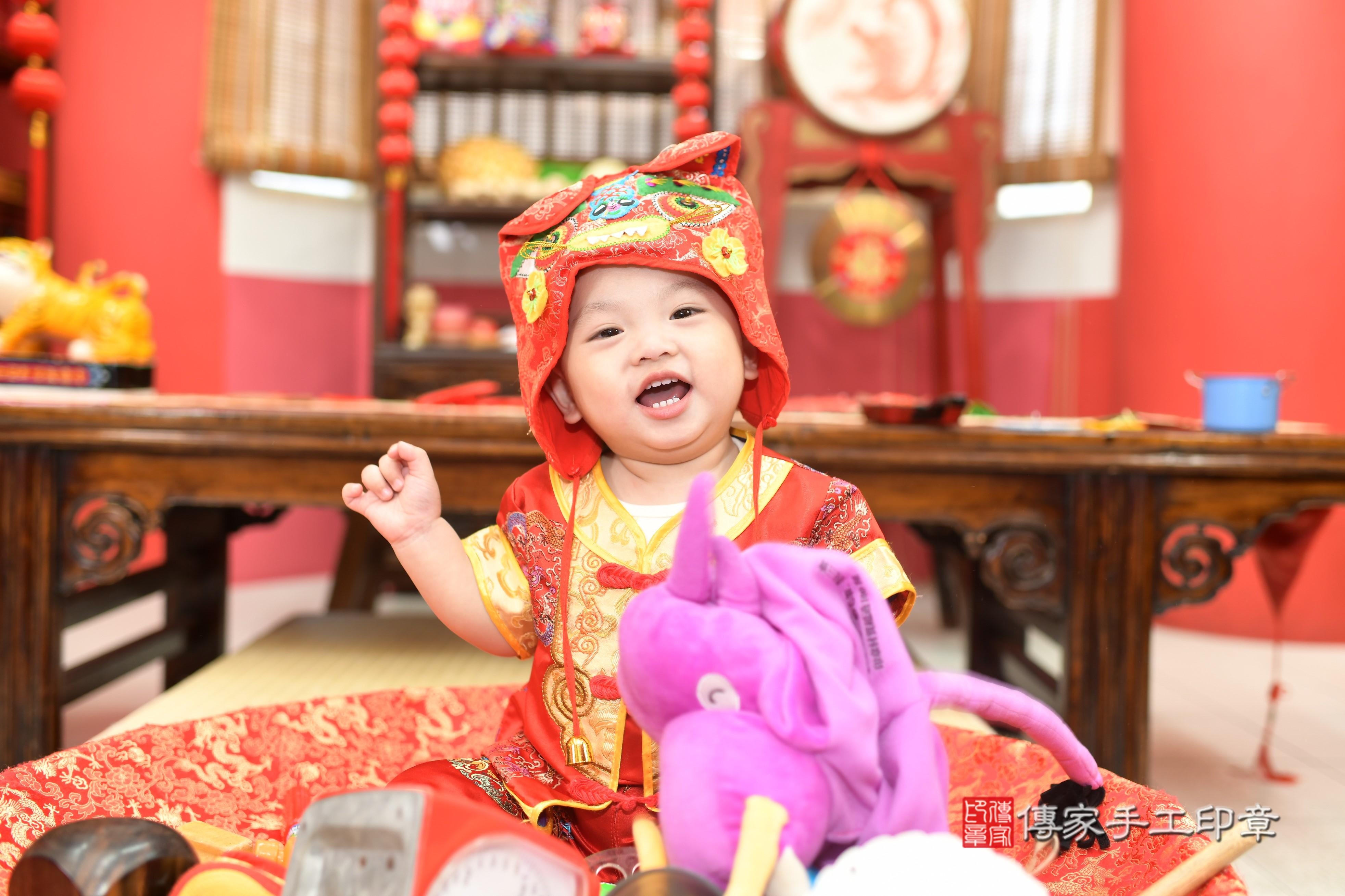 傳家手工印章高雄店、抓周、度脺、中國風會場、傳家嬰兒古禮、吉祥話、抓周道具物品24種、拍照。抓周證書。寶寶抓周、滿周歲、生日快樂、祝福 傳家手工印章高雄店、抓周、度脺、中國風會場、傳家嬰兒古禮、吉祥話、抓周道具物品24種、拍照。抓周證書。寶寶抓周、滿周歲、生日快樂、祝福