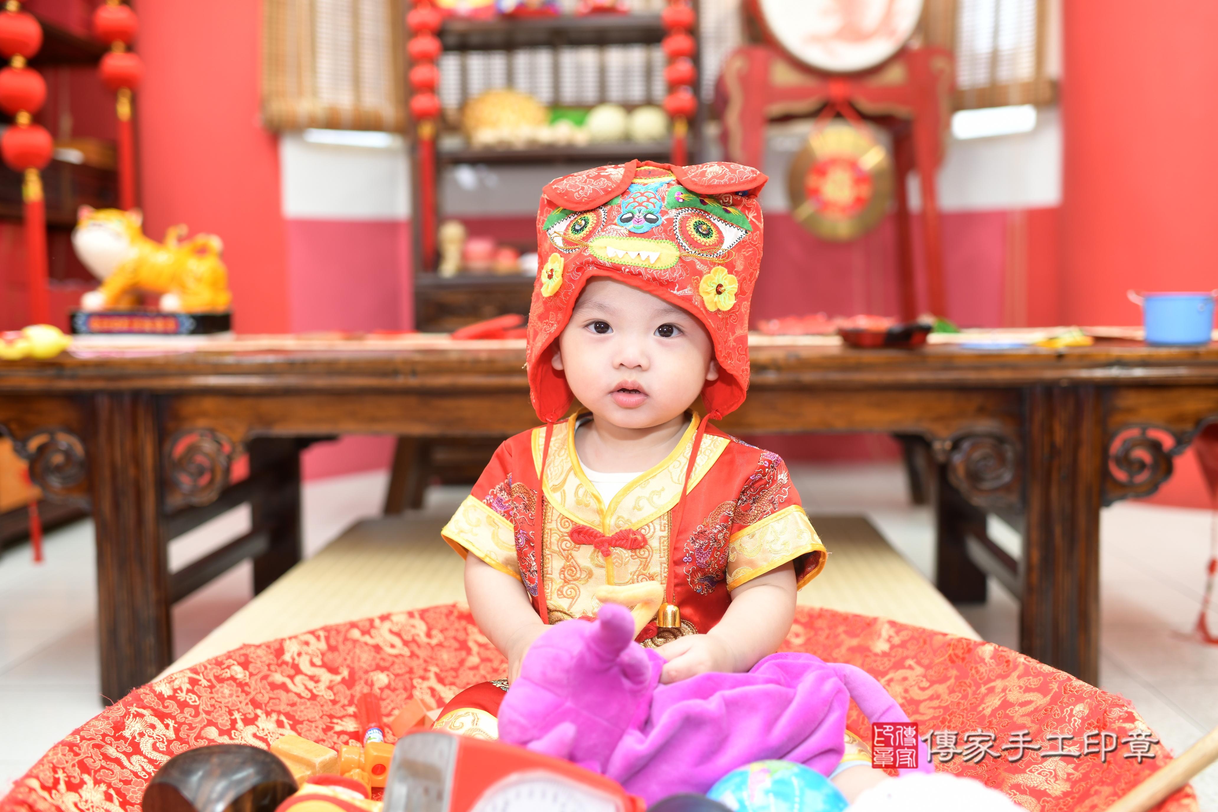 傳家手工印章高雄店、抓周、度脺、中國風會場、傳家嬰兒古禮、吉祥話、抓周道具物品24種、拍照。抓周證書。寶寶抓周、滿周歲、生日快樂、祝福 傳家手工印章高雄店、抓周、度脺、中國風會場、傳家嬰兒古禮、吉祥話、抓周道具物品24種、拍照。抓周證書。寶寶抓周、滿周歲、生日快樂、祝福