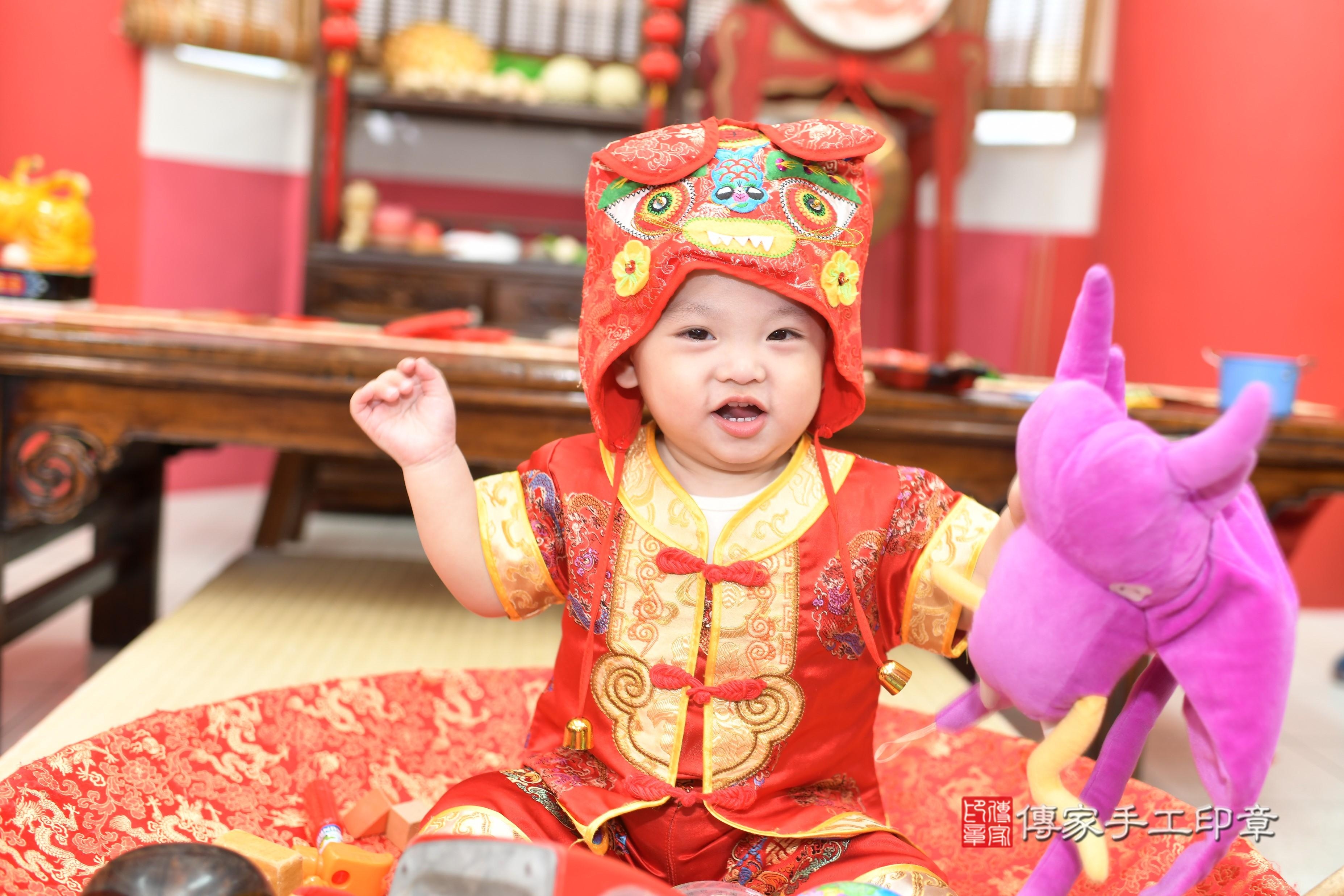 傳家手工印章高雄店、抓周、度脺、中國風會場、傳家嬰兒古禮、吉祥話、抓周道具物品24種、拍照。抓周證書。寶寶抓周、滿周歲、生日快樂、祝福 傳家手工印章高雄店、抓周、度脺、中國風會場、傳家嬰兒古禮、吉祥話、抓周道具物品24種、拍照。抓周證書。寶寶抓周、滿周歲、生日快樂、祝福