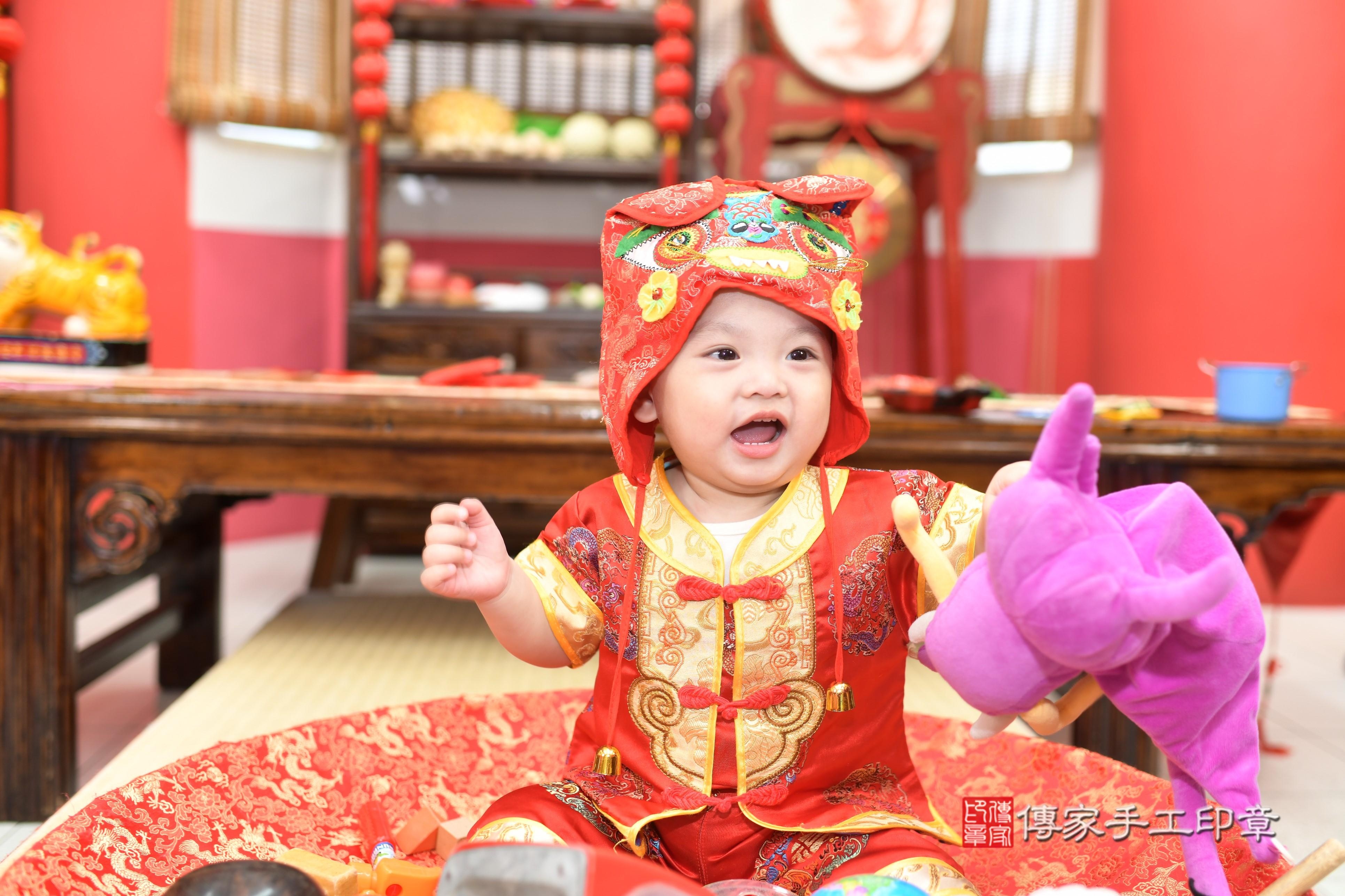 傳家手工印章高雄店、抓周、度脺、中國風會場、傳家嬰兒古禮、吉祥話、抓周道具物品24種、拍照。抓周證書。寶寶抓周、滿周歲、生日快樂、祝福 傳家手工印章高雄店、抓周、度脺、中國風會場、傳家嬰兒古禮、吉祥話、抓周道具物品24種、拍照。抓周證書。寶寶抓周、滿周歲、生日快樂、祝福