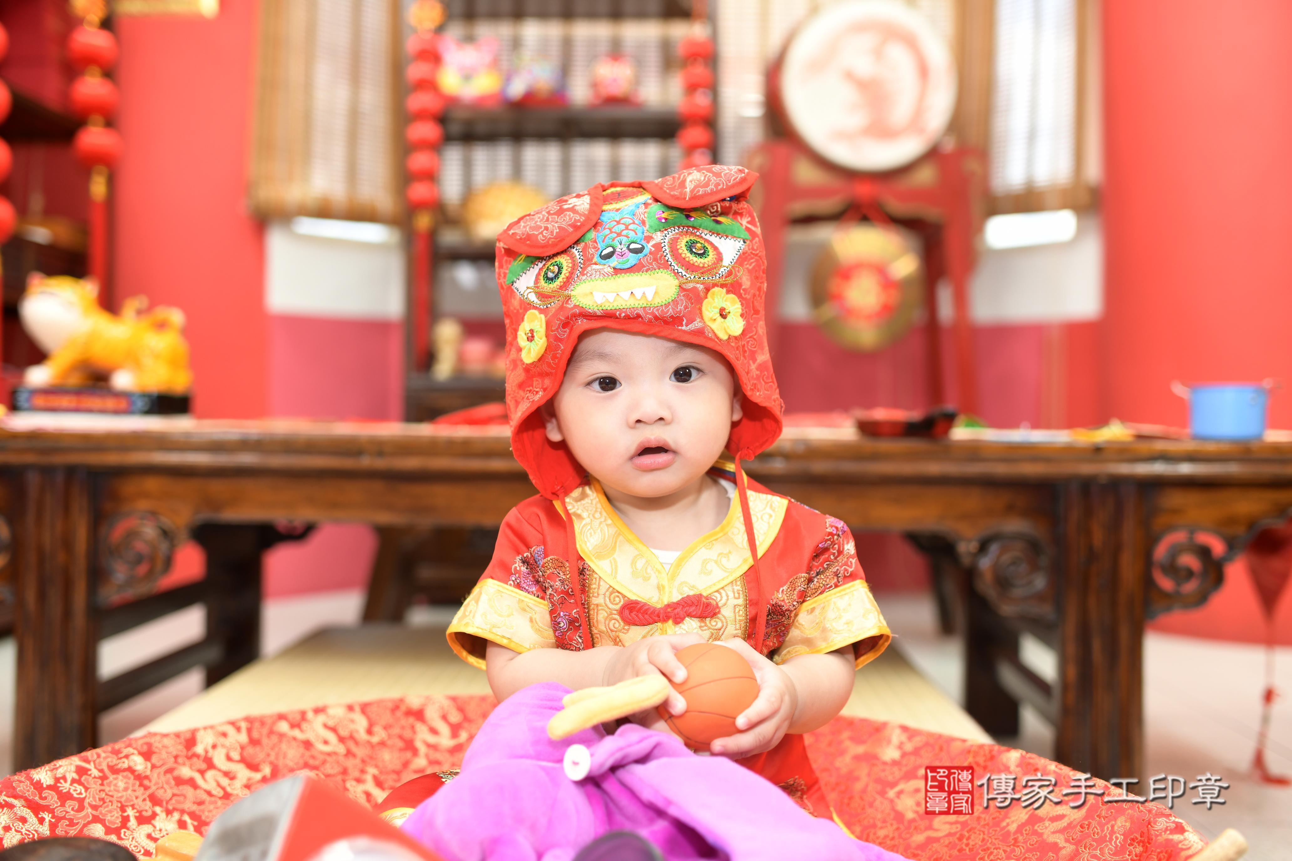 傳家手工印章高雄店、抓周、度脺、中國風會場、傳家嬰兒古禮、吉祥話、抓周道具物品24種、拍照。抓周證書。寶寶抓周、滿周歲、生日快樂、祝福 傳家手工印章高雄店、抓周、度脺、中國風會場、傳家嬰兒古禮、吉祥話、抓周道具物品24種、拍照。抓周證書。寶寶抓周、滿周歲、生日快樂、祝福