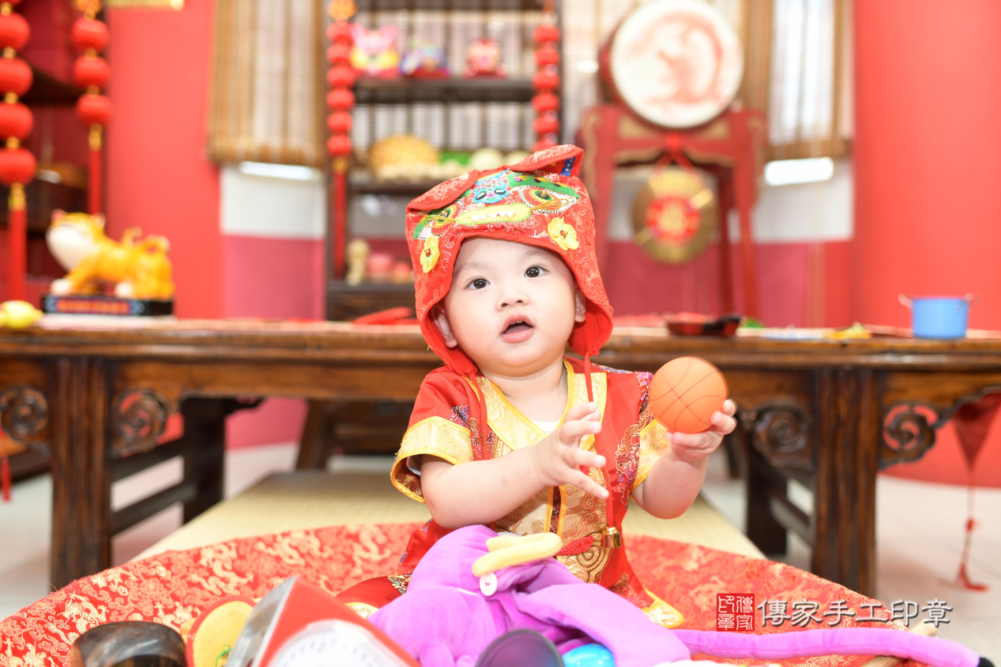 傳家手工印章高雄店、抓周、度脺、中國風會場、傳家嬰兒古禮、吉祥話、抓周道具物品24種、拍照。抓周證書。寶寶抓周、滿周歲、生日快樂、祝福 傳家手工印章高雄店、抓周、度脺、中國風會場、傳家嬰兒古禮、吉祥話、抓周道具物品24種、拍照。抓周證書。寶寶抓周、滿周歲、生日快樂、祝福