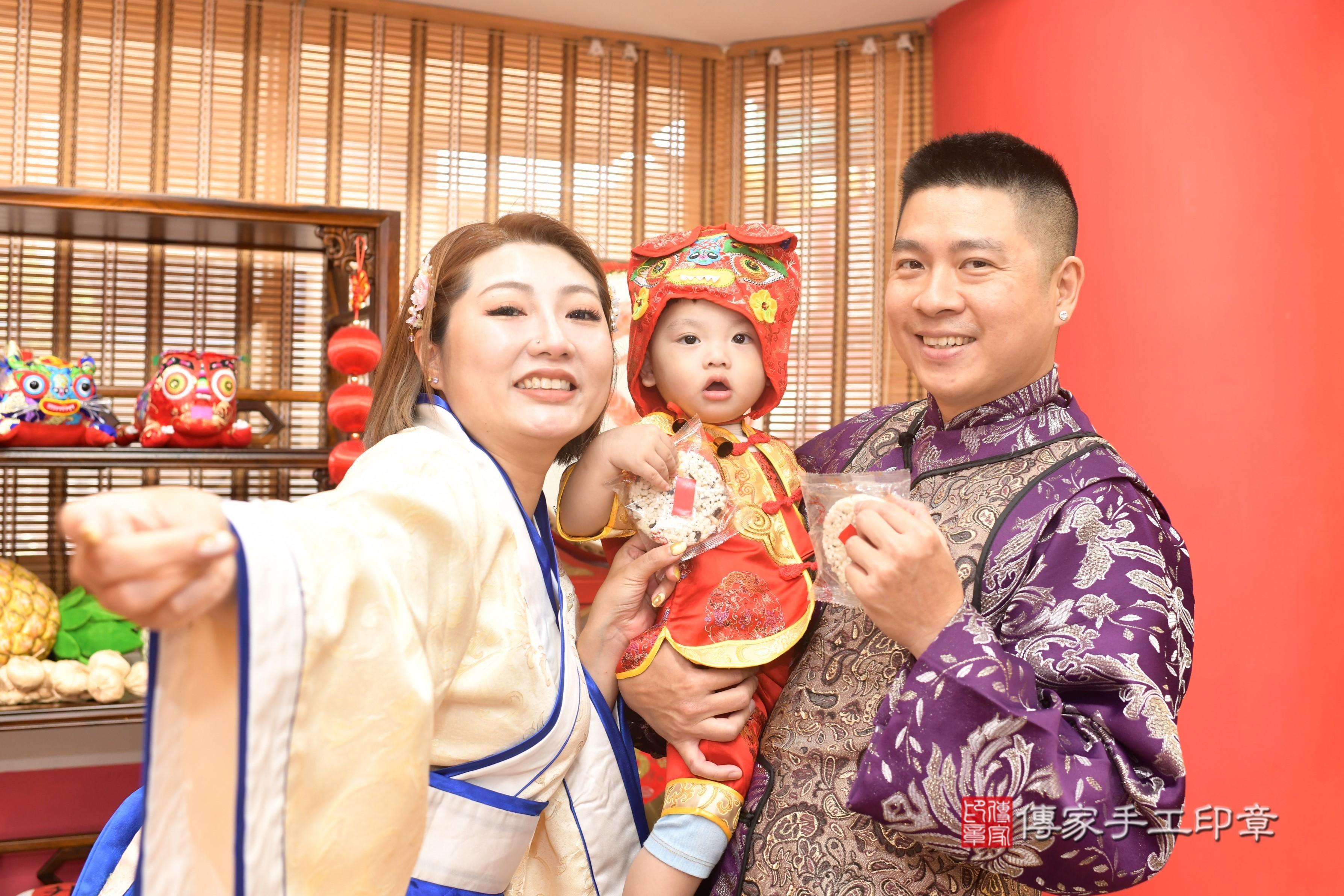 傳家手工印章高雄店、抓周、度脺、中國風會場、傳家嬰兒古禮、吉祥話、抓周道具物品24種、拍照。抓周證書。寶寶抓周、滿周歲、生日快樂、祝福 傳家手工印章高雄店、抓周、度脺、中國風會場、傳家嬰兒古禮、吉祥話、抓周道具物品24種、拍照。抓周證書。寶寶抓周、滿周歲、生日快樂、祝福