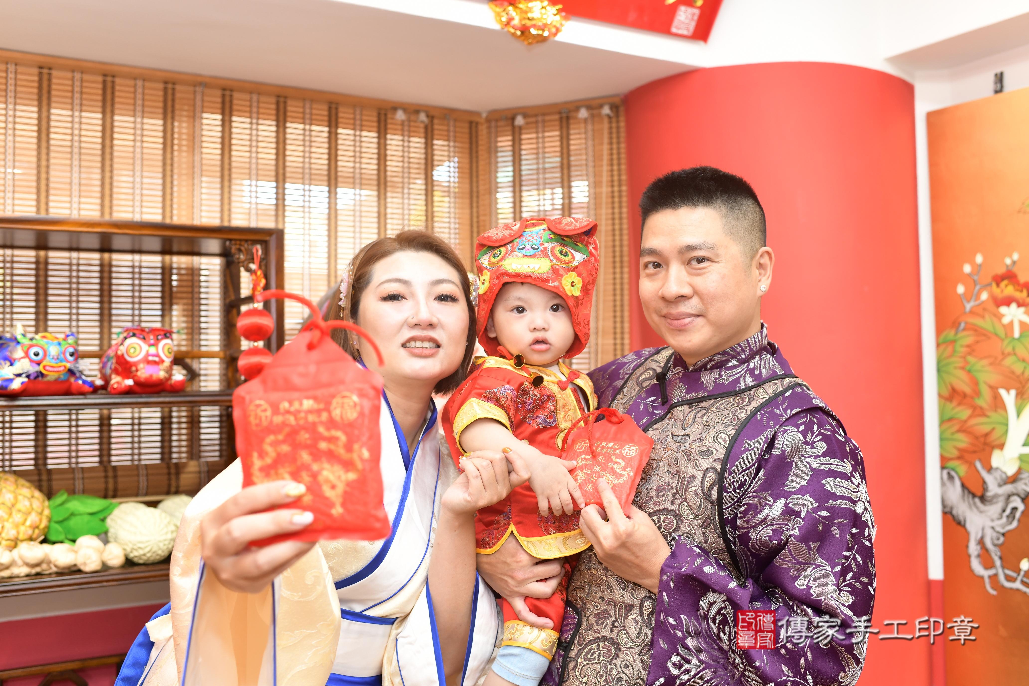 傳家手工印章高雄店、抓周、度脺、中國風會場、傳家嬰兒古禮、吉祥話、抓周道具物品24種、拍照。抓周證書。寶寶抓周、滿周歲、生日快樂、祝福 傳家手工印章高雄店、抓周、度脺、中國風會場、傳家嬰兒古禮、吉祥話、抓周道具物品24種、拍照。抓周證書。寶寶抓周、滿周歲、生日快樂、祝福