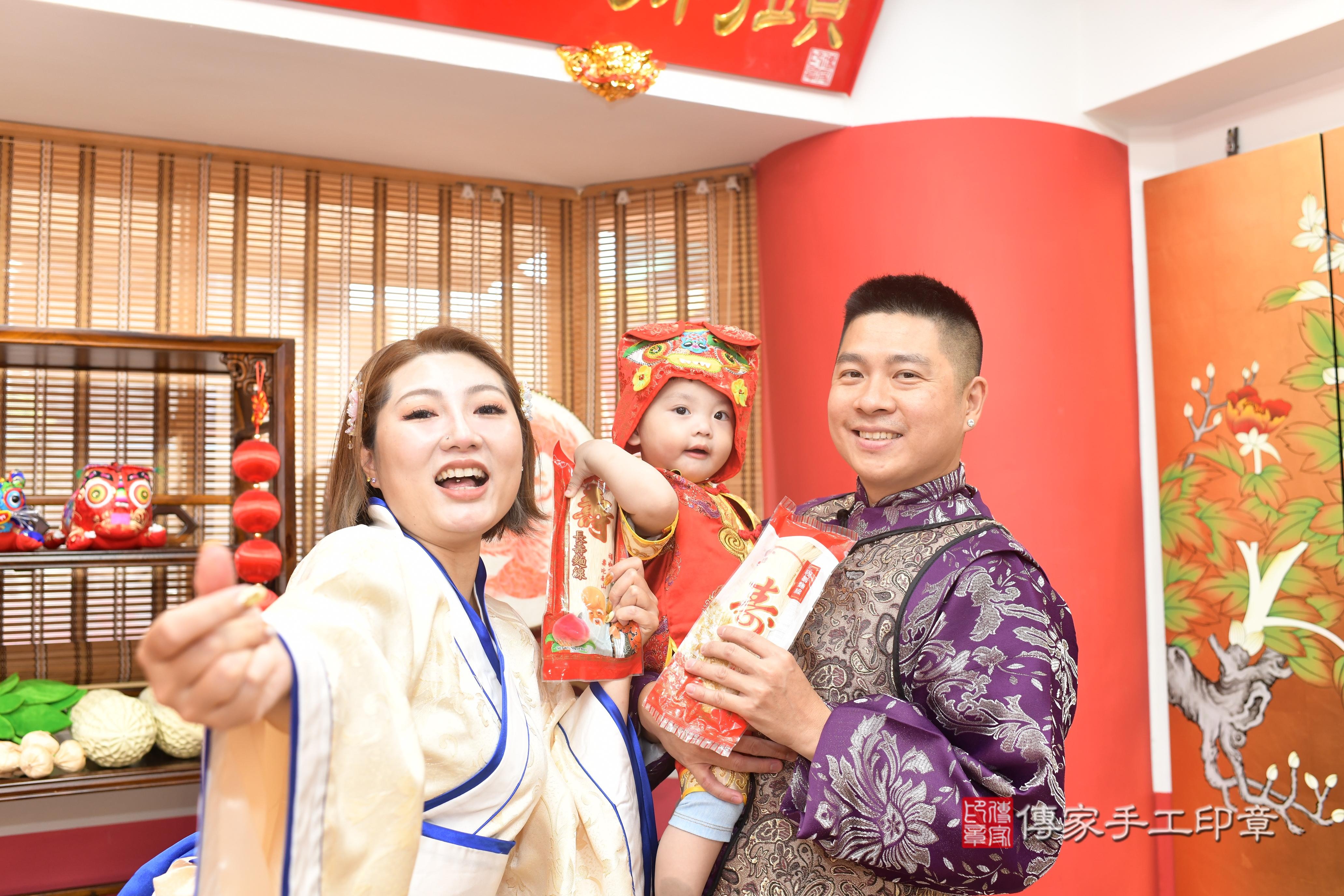 傳家手工印章高雄店、抓周、度脺、中國風會場、傳家嬰兒古禮、吉祥話、抓周道具物品24種、拍照。抓周證書。寶寶抓周、滿周歲、生日快樂、祝福 傳家手工印章高雄店、抓周、度脺、中國風會場、傳家嬰兒古禮、吉祥話、抓周道具物品24種、拍照。抓周證書。寶寶抓周、滿周歲、生日快樂、祝福