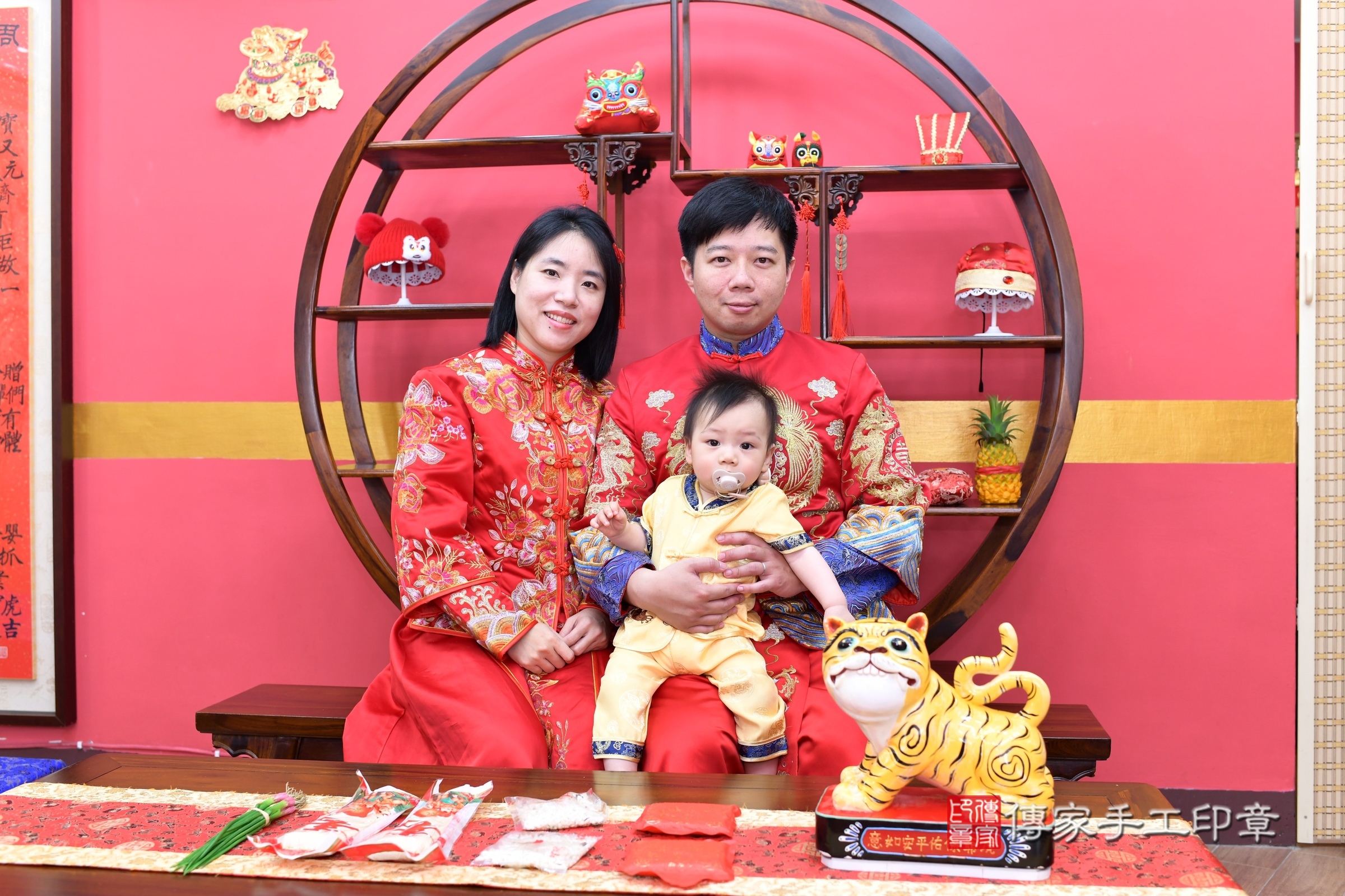 新北市永和區霆霆寶寶抓周推薦：傳家新北店抓周度脺中國風會場，嬰兒古禮抓周流程儀式吉祥話、抓周道具物品24種、拍照。抓周證書。2025.5.4，照片1