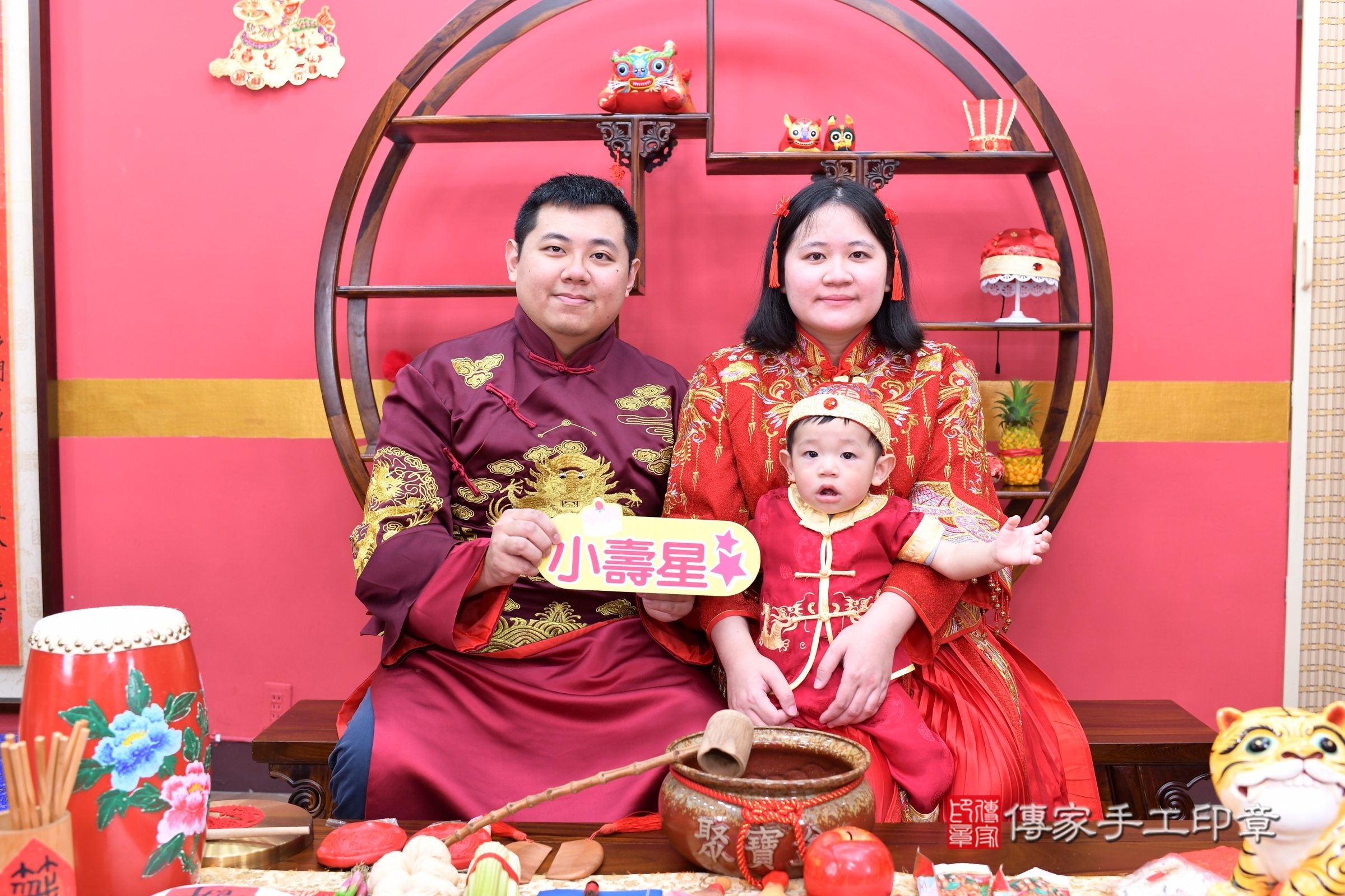 新北市永和區佑佑寶寶抓周推薦：傳家新北店抓周度脺中國風會場，嬰兒古禮抓周流程儀式吉祥話、抓周道具物品24種、拍照。抓周證書。2025.5.3，照片1