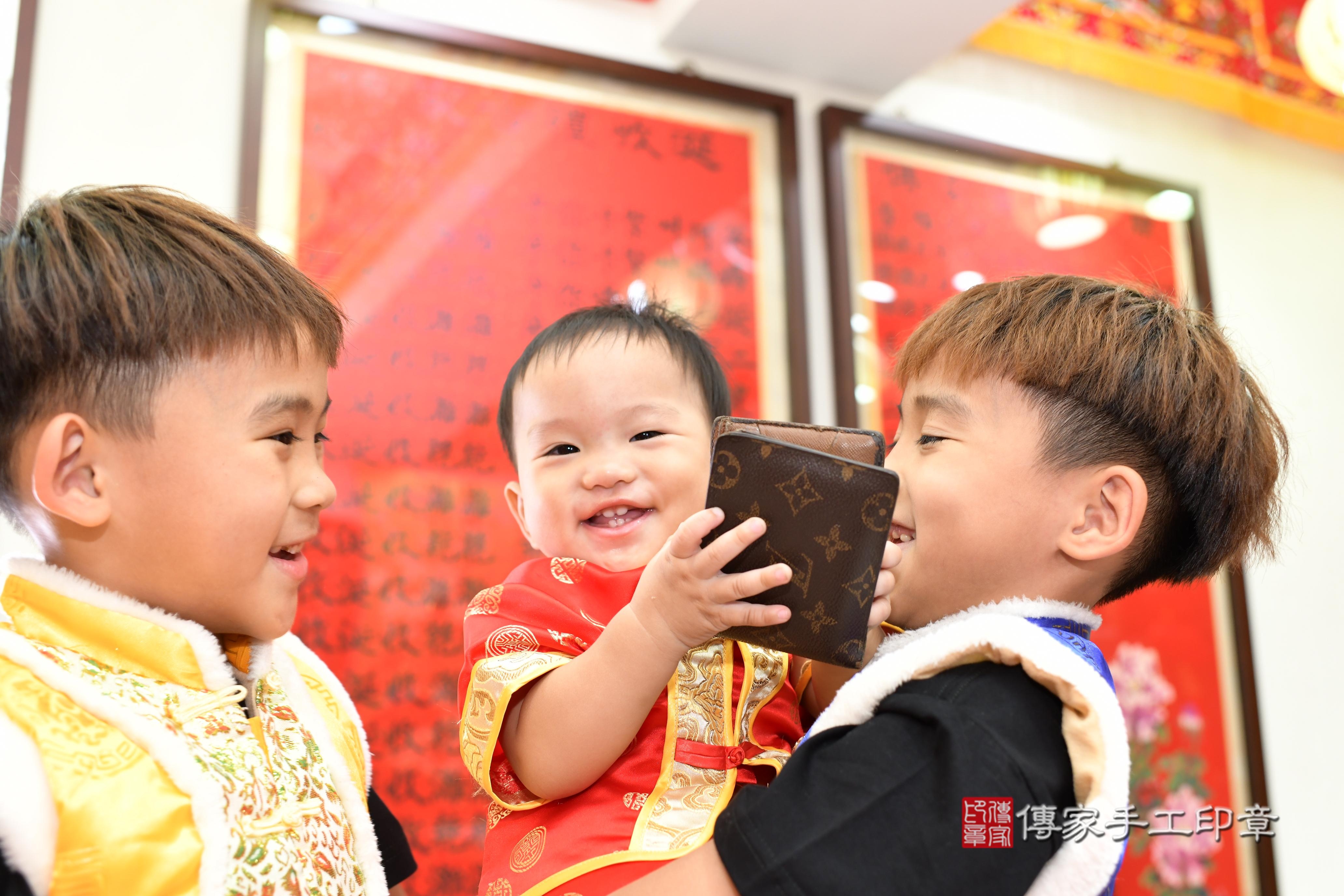 傳家手工印章高雄店、抓周、度脺、中國風會場、傳家嬰兒古禮、吉祥話、抓周道具物品24種、拍照。抓周證書。寶寶抓周、滿周歲、生日快樂、祝福 傳家手工印章高雄店、抓周、度脺、中國風會場、傳家嬰兒古禮、吉祥話、抓周道具物品24種、拍照。抓周證書。寶寶抓周、滿周歲、生日快樂、祝福