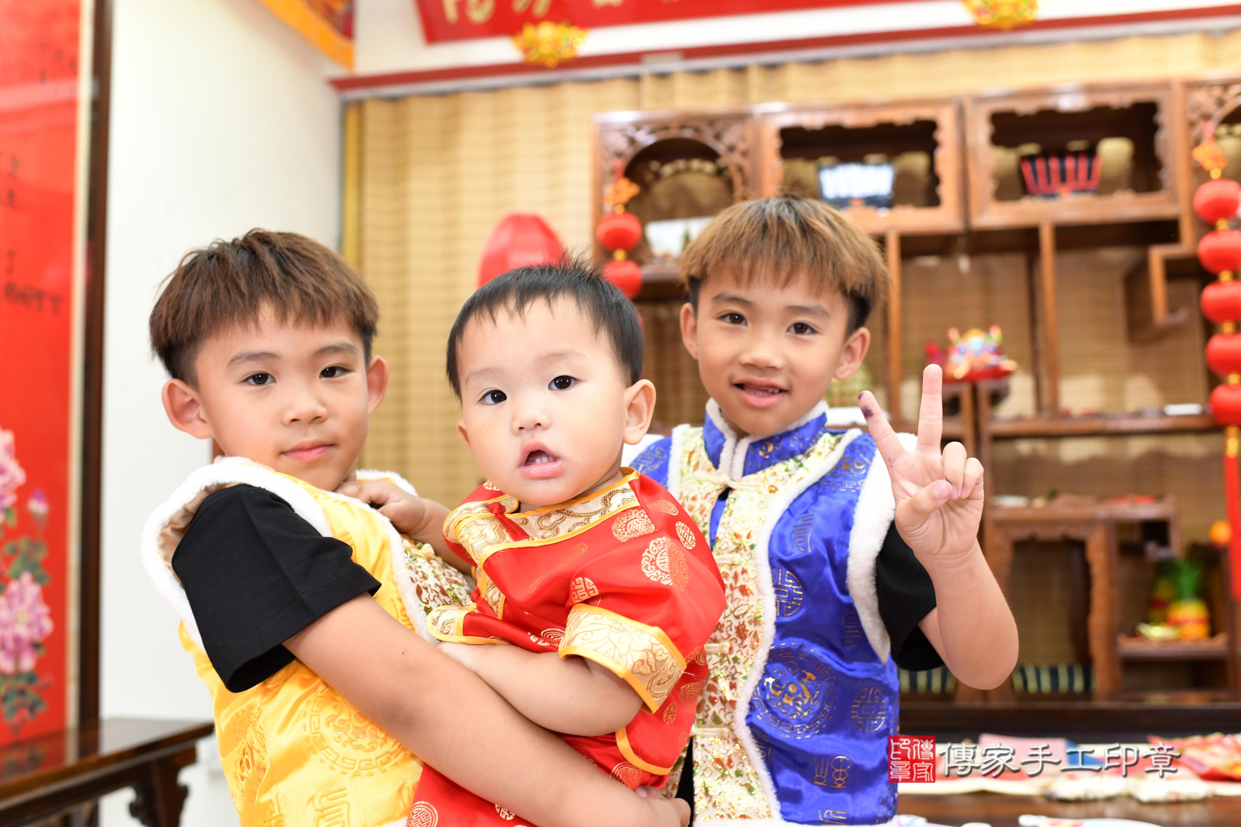 傳家手工印章高雄店、抓周、度脺、中國風會場、傳家嬰兒古禮、吉祥話、抓周道具物品24種、拍照。抓周證書。寶寶抓周、滿周歲、生日快樂、祝福 傳家手工印章高雄店、抓周、度脺、中國風會場、傳家嬰兒古禮、吉祥話、抓周道具物品24種、拍照。抓周證書。寶寶抓周、滿周歲、生日快樂、祝福