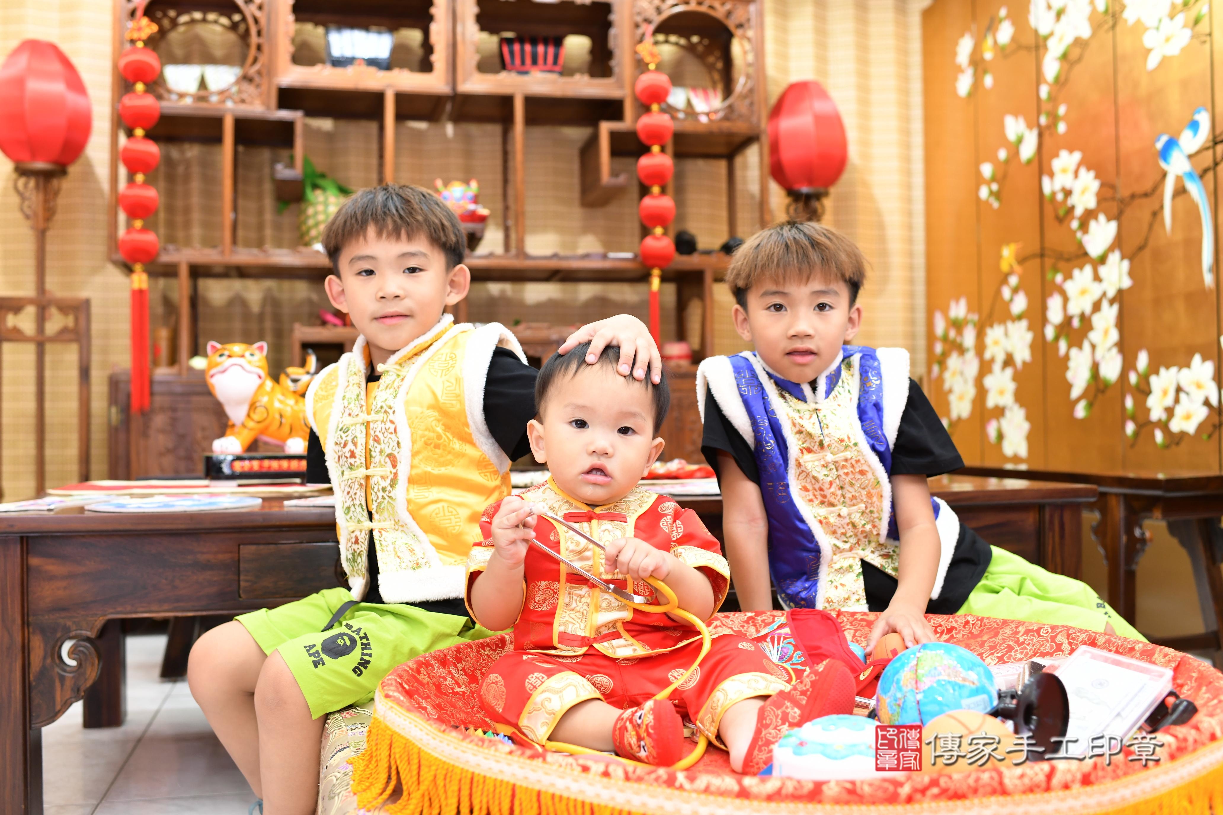 傳家手工印章高雄店、抓周、度脺、中國風會場、傳家嬰兒古禮、吉祥話、抓周道具物品24種、拍照。抓周證書。寶寶抓周、滿周歲、生日快樂、祝福 傳家手工印章高雄店、抓周、度脺、中國風會場、傳家嬰兒古禮、吉祥話、抓周道具物品24種、拍照。抓周證書。寶寶抓周、滿周歲、生日快樂、祝福