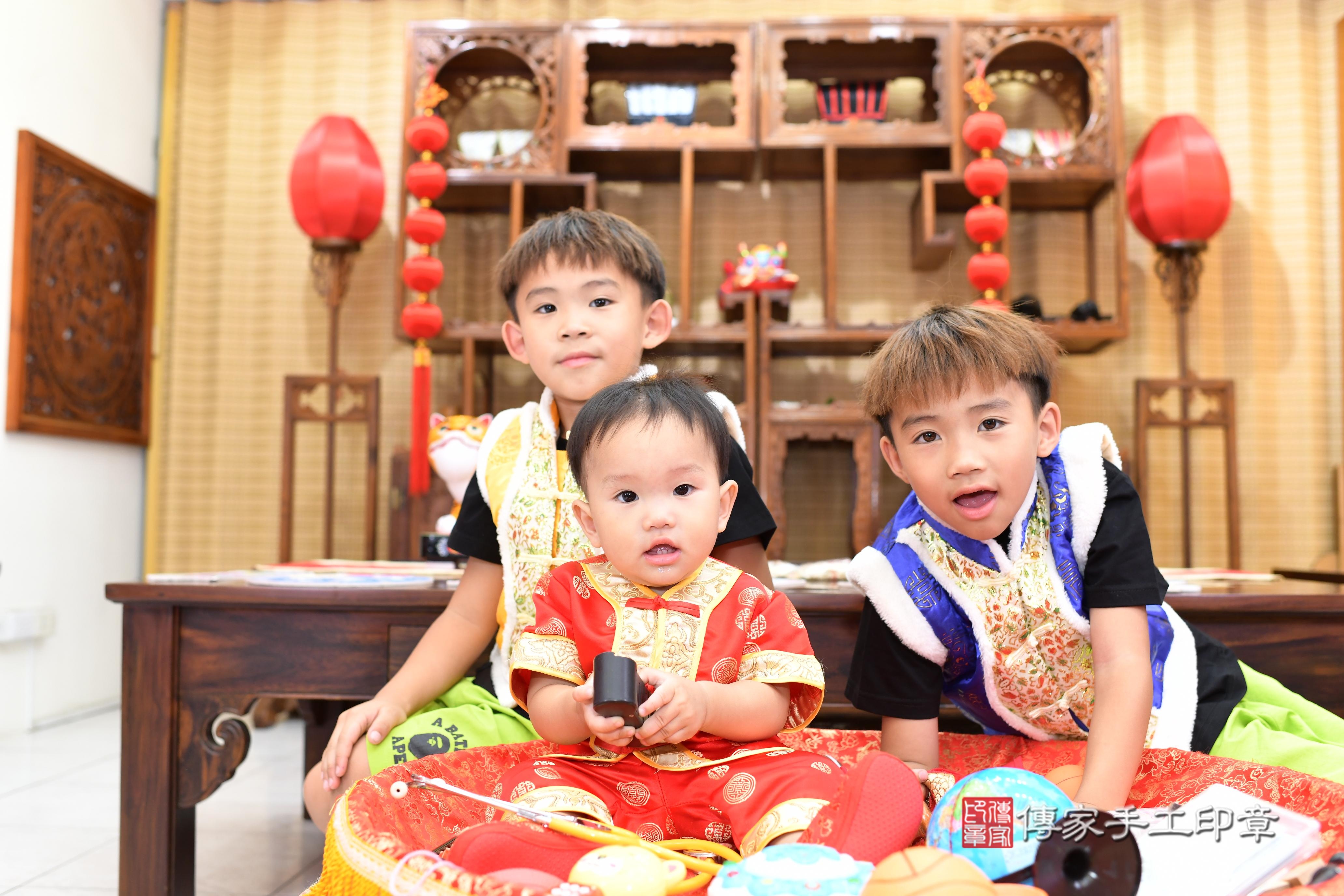 傳家手工印章高雄店、抓周、度脺、中國風會場、傳家嬰兒古禮、吉祥話、抓周道具物品24種、拍照。抓周證書。寶寶抓周、滿周歲、生日快樂、祝福 傳家手工印章高雄店、抓周、度脺、中國風會場、傳家嬰兒古禮、吉祥話、抓周道具物品24種、拍照。抓周證書。寶寶抓周、滿周歲、生日快樂、祝福