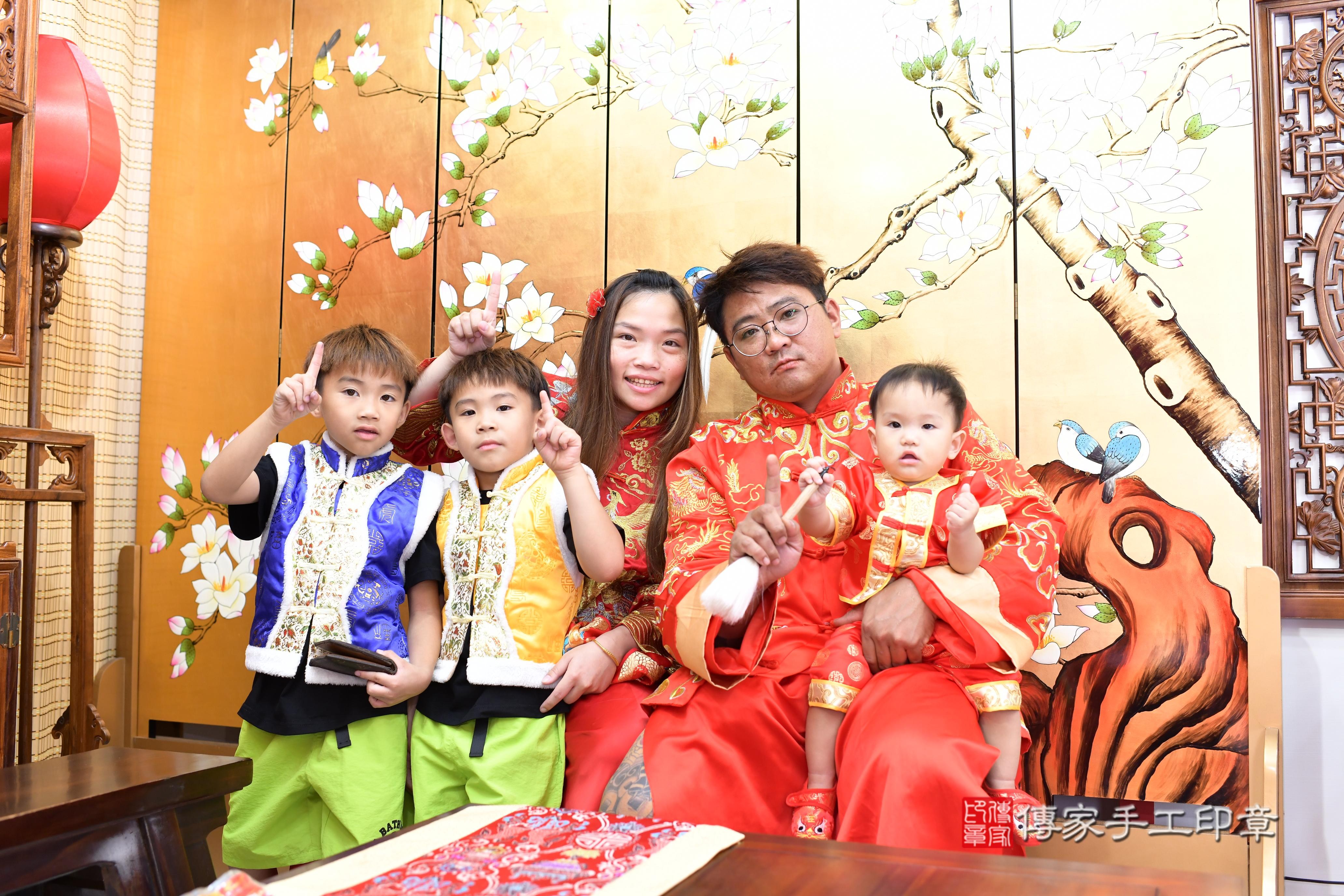 傳家手工印章高雄店、抓周、度脺、中國風會場、傳家嬰兒古禮、吉祥話、抓周道具物品24種、拍照。抓周證書。寶寶抓周、滿周歲、生日快樂、祝福 傳家手工印章高雄店、抓周、度脺、中國風會場、傳家嬰兒古禮、吉祥話、抓周道具物品24種、拍照。抓周證書。寶寶抓周、滿周歲、生日快樂、祝福