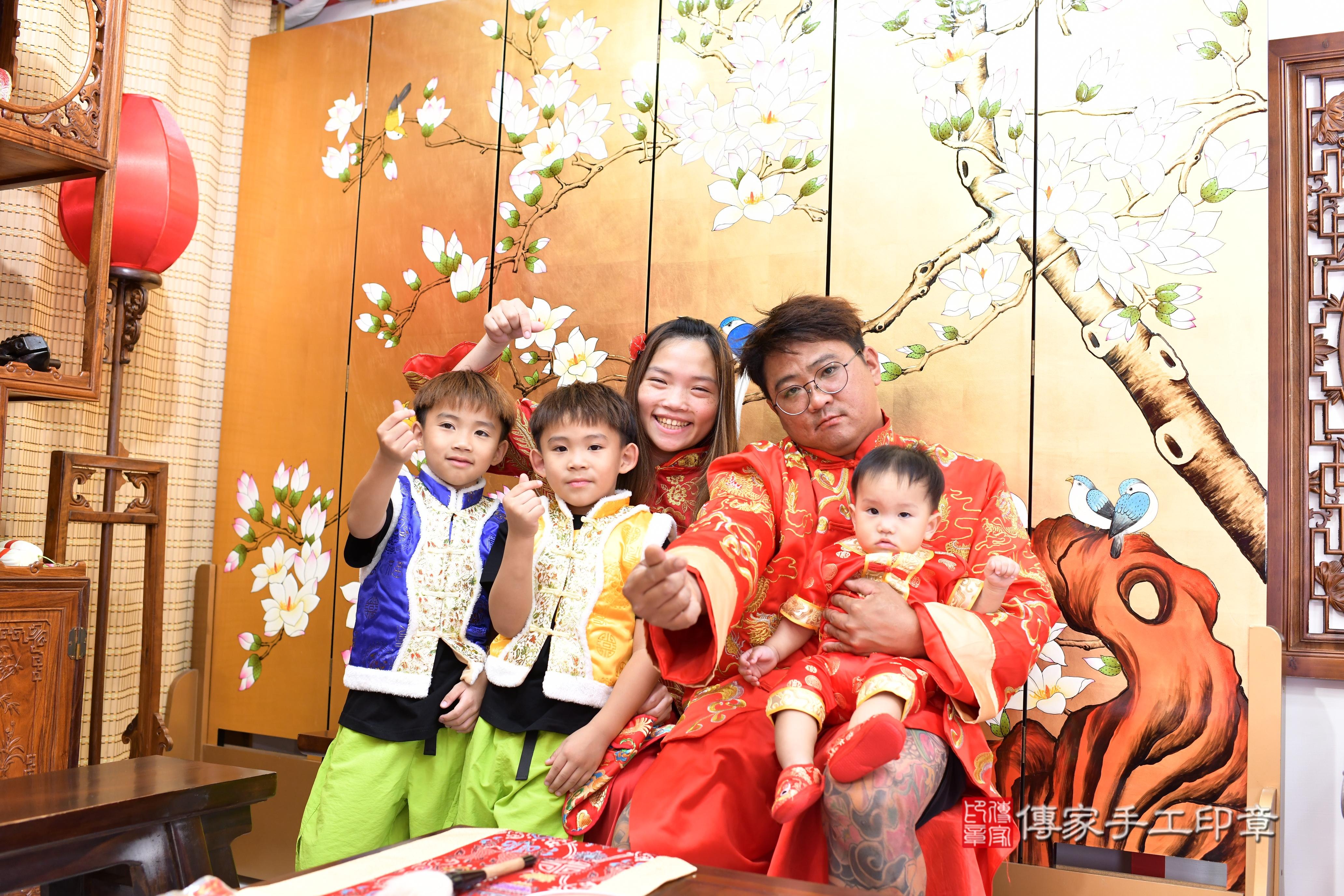 傳家手工印章高雄店、抓周、度脺、中國風會場、傳家嬰兒古禮、吉祥話、抓周道具物品24種、拍照。抓周證書。寶寶抓周、滿周歲、生日快樂、祝福 傳家手工印章高雄店、抓周、度脺、中國風會場、傳家嬰兒古禮、吉祥話、抓周道具物品24種、拍照。抓周證書。寶寶抓周、滿周歲、生日快樂、祝福