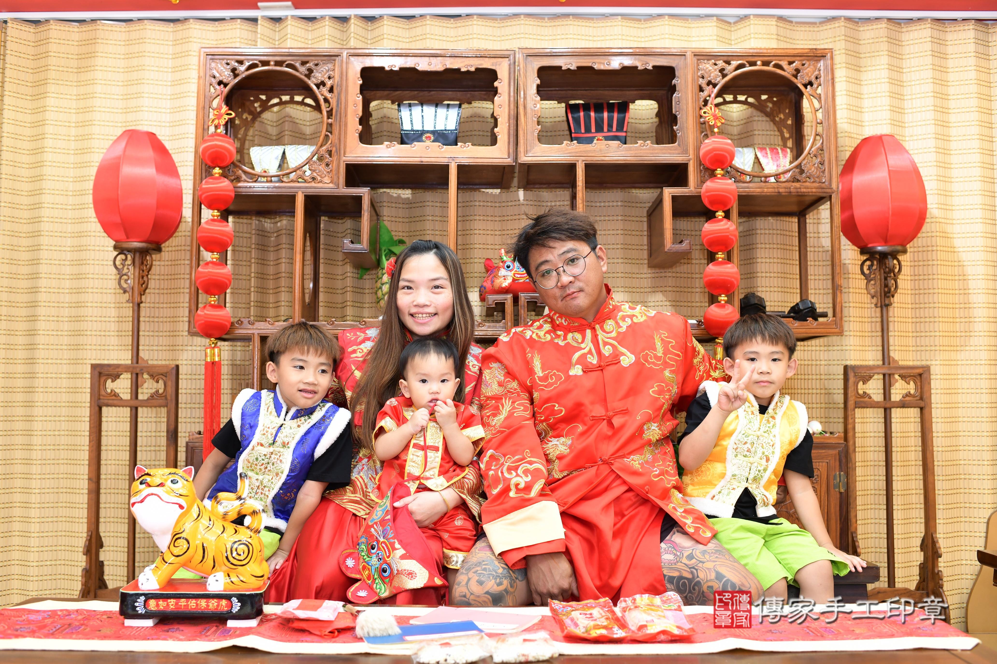 傳家手工印章高雄店、抓周、度脺、中國風會場、傳家嬰兒古禮、吉祥話、抓周道具物品24種、拍照。抓周證書。寶寶抓周、滿周歲、生日快樂、祝福 傳家手工印章高雄店、抓周、度脺、中國風會場、傳家嬰兒古禮、吉祥話、抓周道具物品24種、拍照。抓周證書。寶寶抓周、滿周歲、生日快樂、祝福