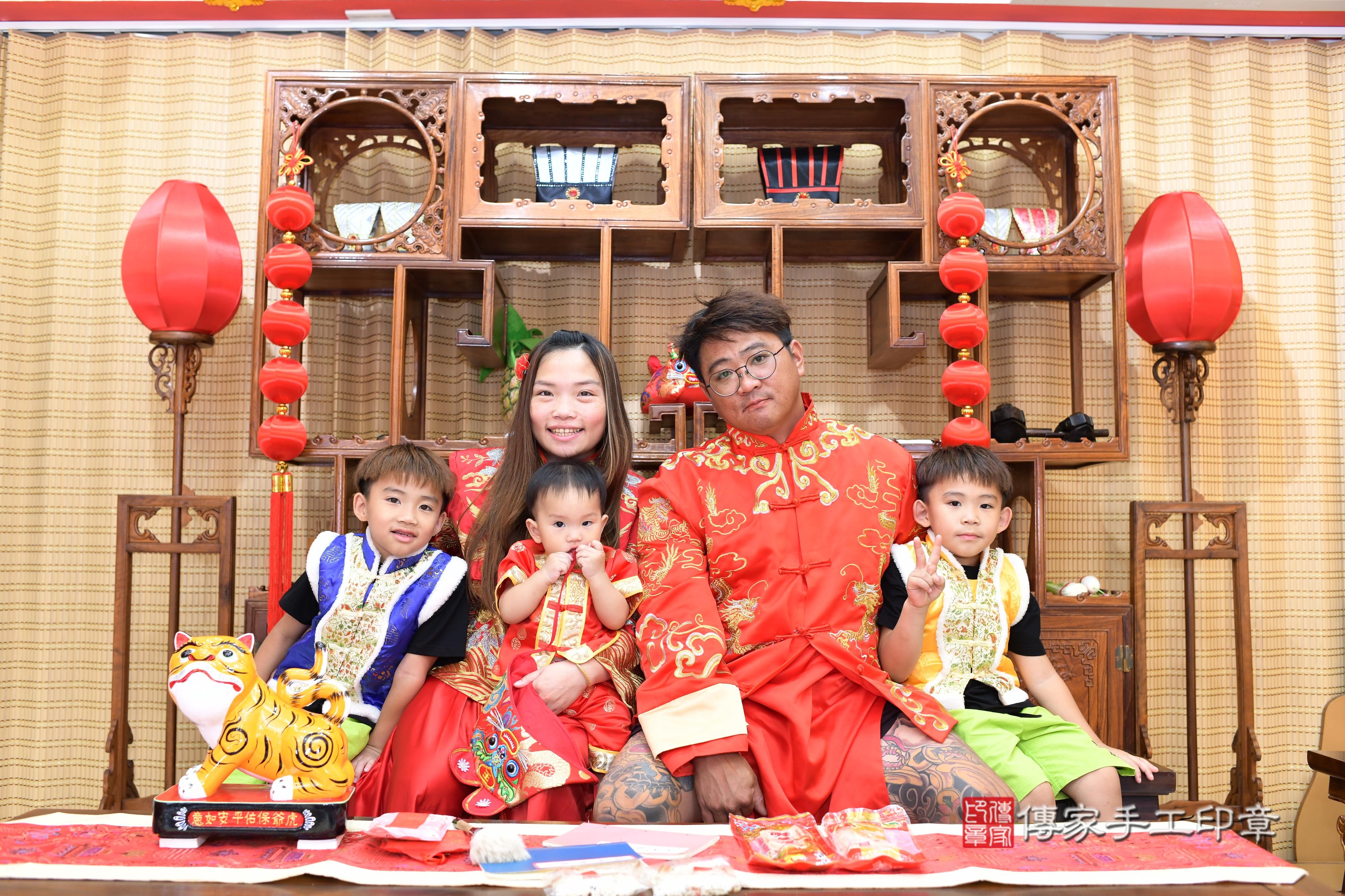 傳家手工印章高雄店、抓周、度脺、中國風會場、傳家嬰兒古禮、吉祥話、抓周道具物品24種、拍照。抓周證書。寶寶抓周、滿周歲、生日快樂、祝福 傳家手工印章高雄店、抓周、度脺、中國風會場、傳家嬰兒古禮、吉祥話、抓周道具物品24種、拍照。抓周證書。寶寶抓周、滿周歲、生日快樂、祝福