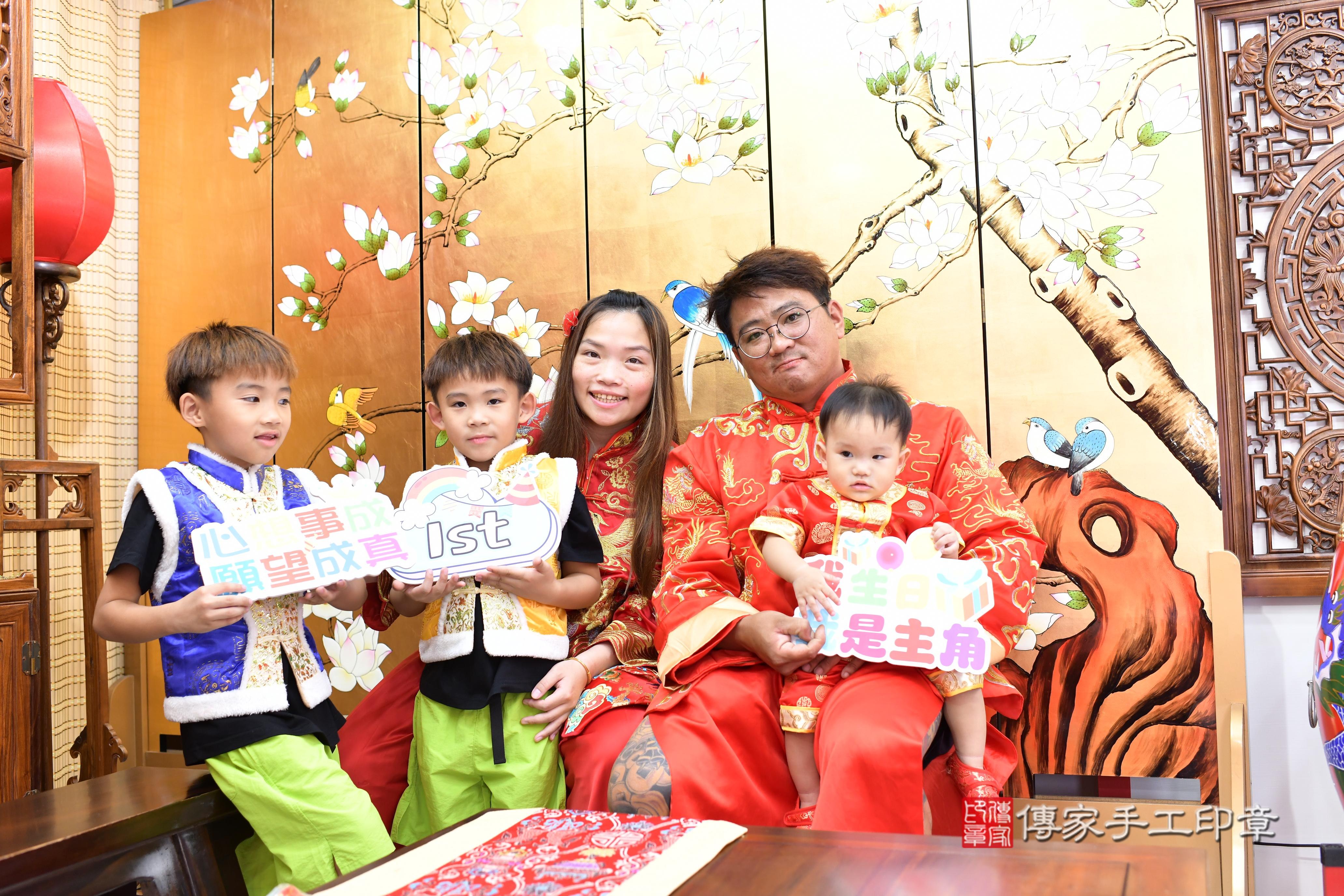 傳家手工印章高雄店、抓周、度脺、中國風會場、傳家嬰兒古禮、吉祥話、抓周道具物品24種、拍照。抓周證書。寶寶抓周、滿周歲、生日快樂、祝福 傳家手工印章高雄店、抓周、度脺、中國風會場、傳家嬰兒古禮、吉祥話、抓周道具物品24種、拍照。抓周證書。寶寶抓周、滿周歲、生日快樂、祝福