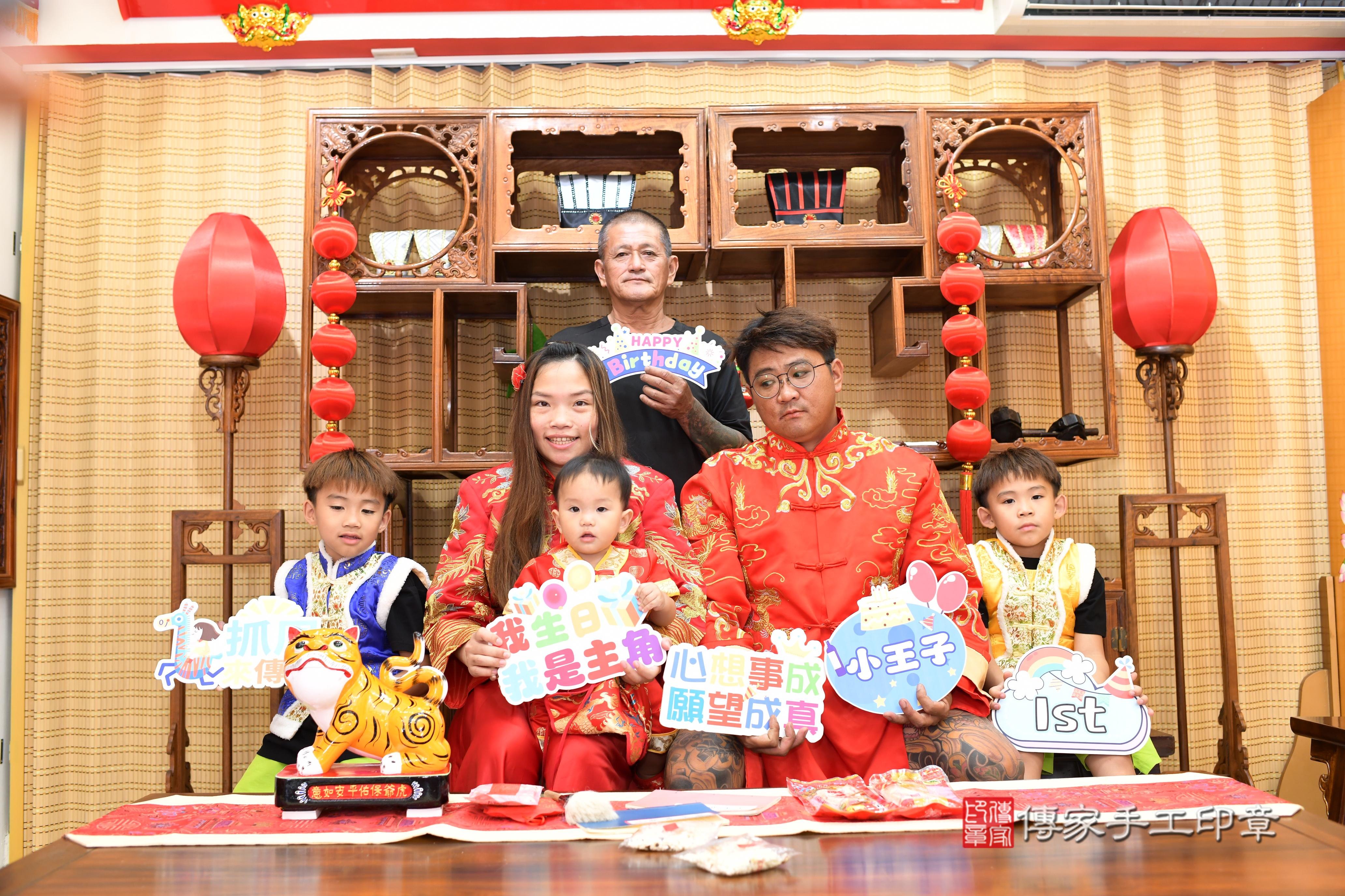 傳家手工印章高雄店、抓周、度脺、中國風會場、傳家嬰兒古禮、吉祥話、抓周道具物品24種、拍照。抓周證書。寶寶抓周、滿周歲、生日快樂、祝福 傳家手工印章高雄店、抓周、度脺、中國風會場、傳家嬰兒古禮、吉祥話、抓周道具物品24種、拍照。抓周證書。寶寶抓周、滿周歲、生日快樂、祝福