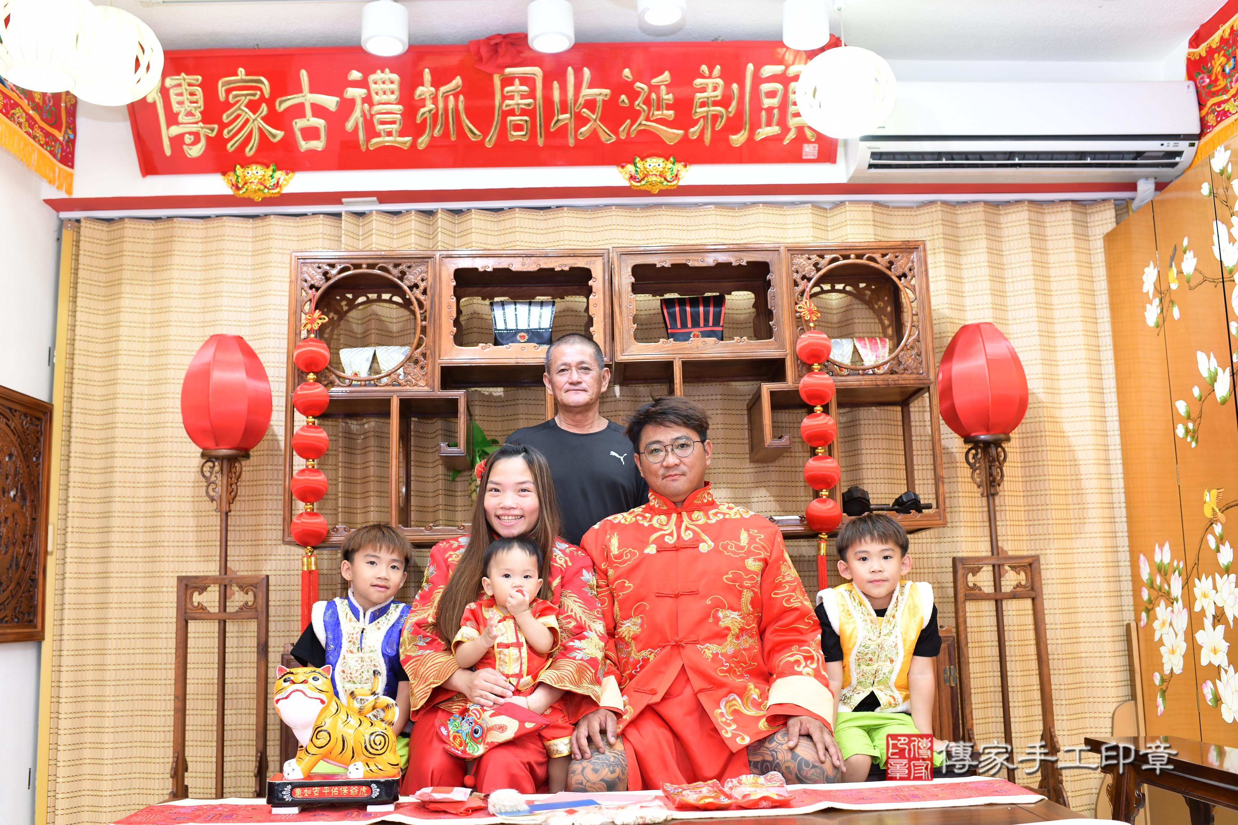 傳家手工印章高雄店、抓周、度脺、中國風會場、傳家嬰兒古禮、吉祥話、抓周道具物品24種、拍照。抓周證書。寶寶抓周、滿周歲、生日快樂、祝福 傳家手工印章高雄店、抓周、度脺、中國風會場、傳家嬰兒古禮、吉祥話、抓周道具物品24種、拍照。抓周證書。寶寶抓周、滿周歲、生日快樂、祝福