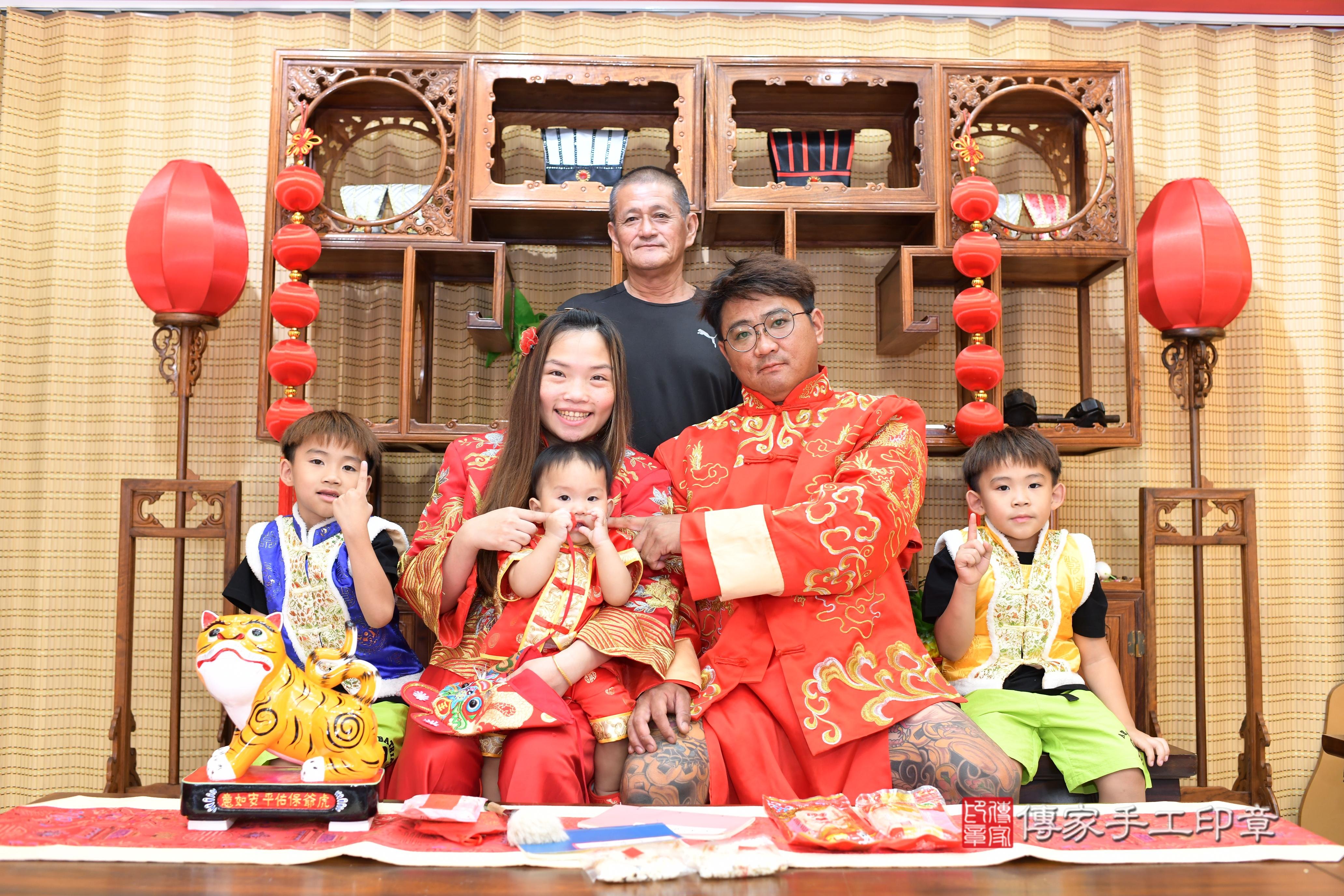 傳家手工印章高雄店、抓周、度脺、中國風會場、傳家嬰兒古禮、吉祥話、抓周道具物品24種、拍照。抓周證書。寶寶抓周、滿周歲、生日快樂、祝福 傳家手工印章高雄店、抓周、度脺、中國風會場、傳家嬰兒古禮、吉祥話、抓周道具物品24種、拍照。抓周證書。寶寶抓周、滿周歲、生日快樂、祝福