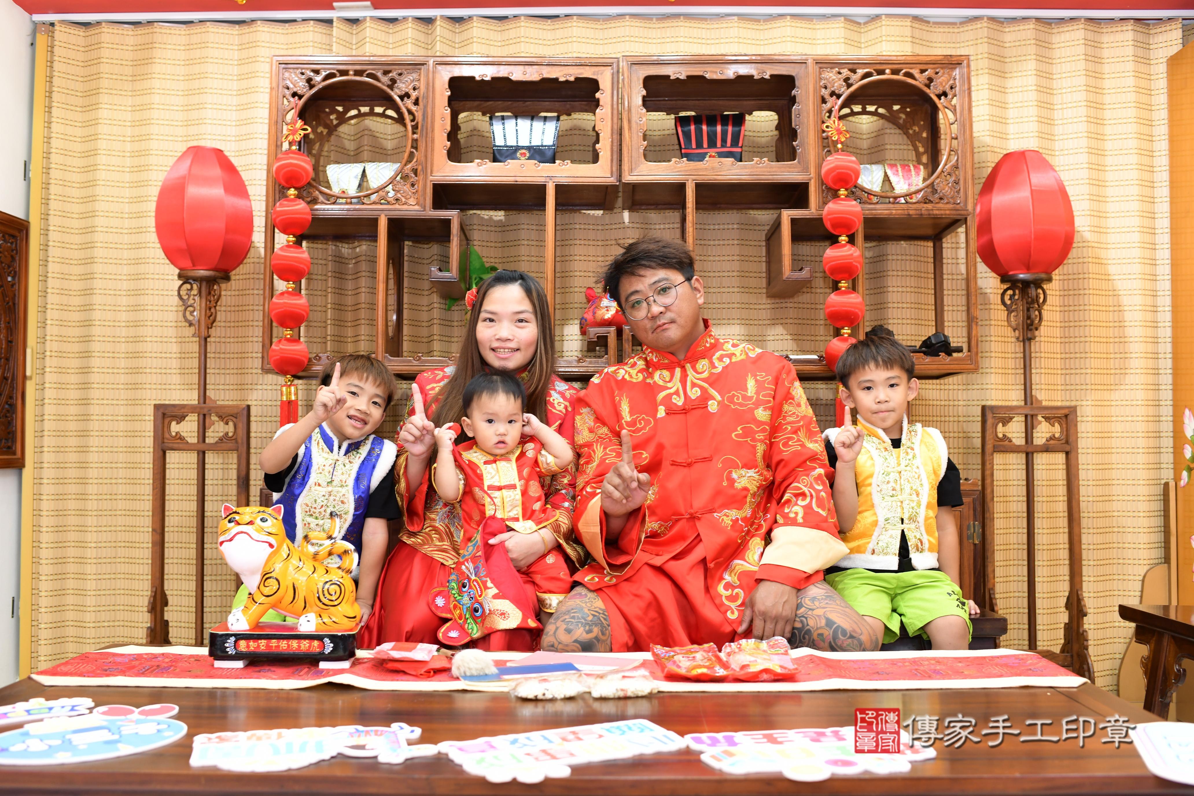 傳家手工印章高雄店、抓周、度脺、中國風會場、傳家嬰兒古禮、吉祥話、抓周道具物品24種、拍照。抓周證書。寶寶抓周、滿周歲、生日快樂、祝福 傳家手工印章高雄店、抓周、度脺、中國風會場、傳家嬰兒古禮、吉祥話、抓周道具物品24種、拍照。抓周證書。寶寶抓周、滿周歲、生日快樂、祝福