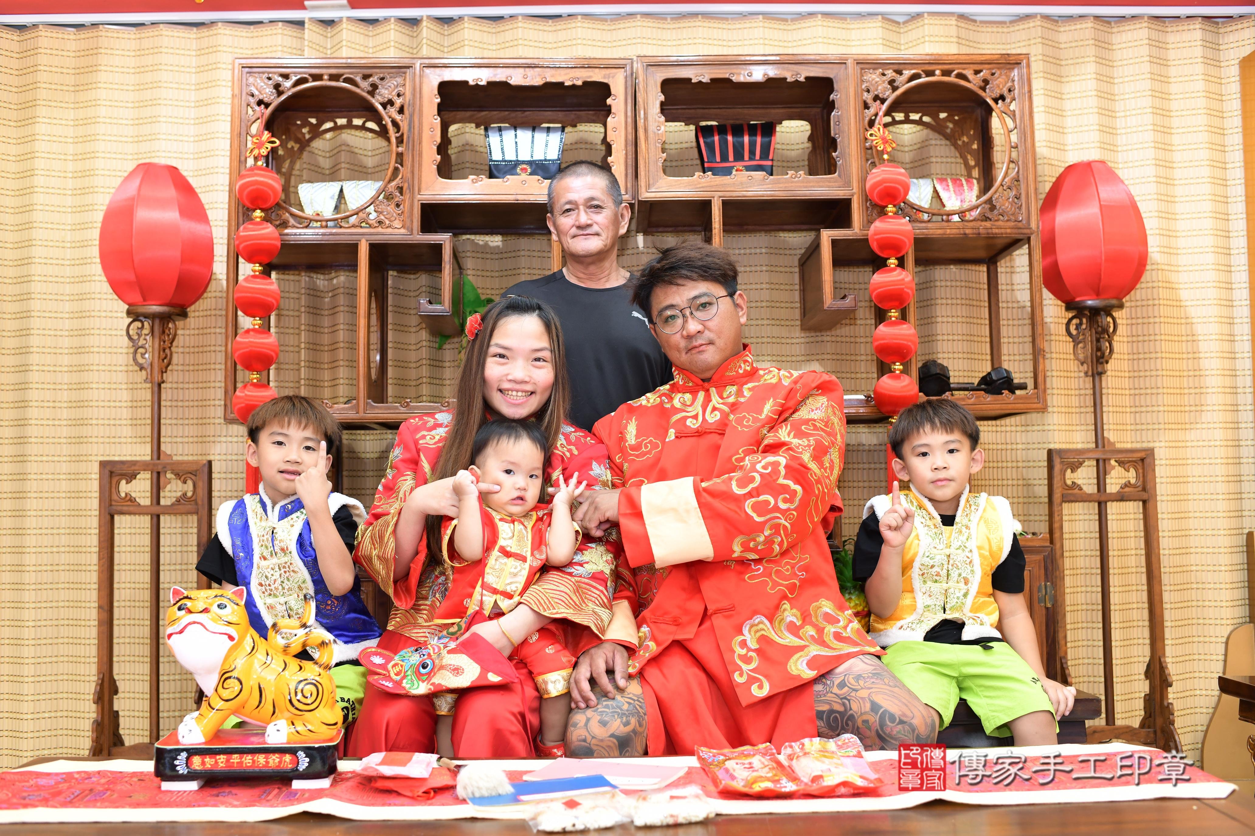 傳家手工印章高雄店、抓周、度脺、中國風會場、傳家嬰兒古禮、吉祥話、抓周道具物品24種、拍照。抓周證書。寶寶抓周、滿周歲、生日快樂、祝福 傳家手工印章高雄店、抓周、度脺、中國風會場、傳家嬰兒古禮、吉祥話、抓周道具物品24種、拍照。抓周證書。寶寶抓周、滿周歲、生日快樂、祝福