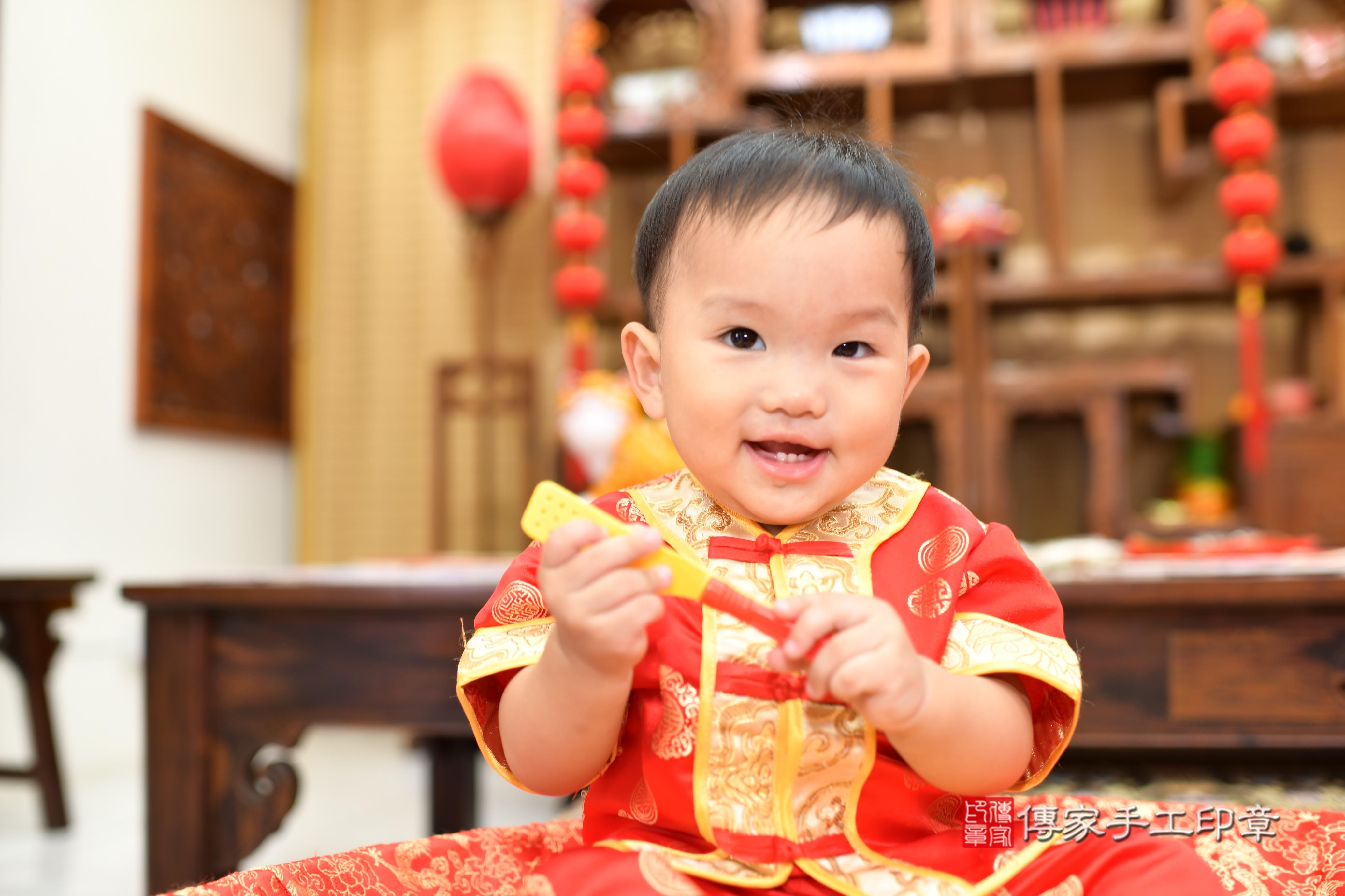 傳家手工印章高雄店、抓周、度脺、中國風會場、傳家嬰兒古禮、吉祥話、抓周道具物品24種、拍照。抓周證書。寶寶抓周、滿周歲、生日快樂、祝福 傳家手工印章高雄店、抓周、度脺、中國風會場、傳家嬰兒古禮、吉祥話、抓周道具物品24種、拍照。抓周證書。寶寶抓周、滿周歲、生日快樂、祝福