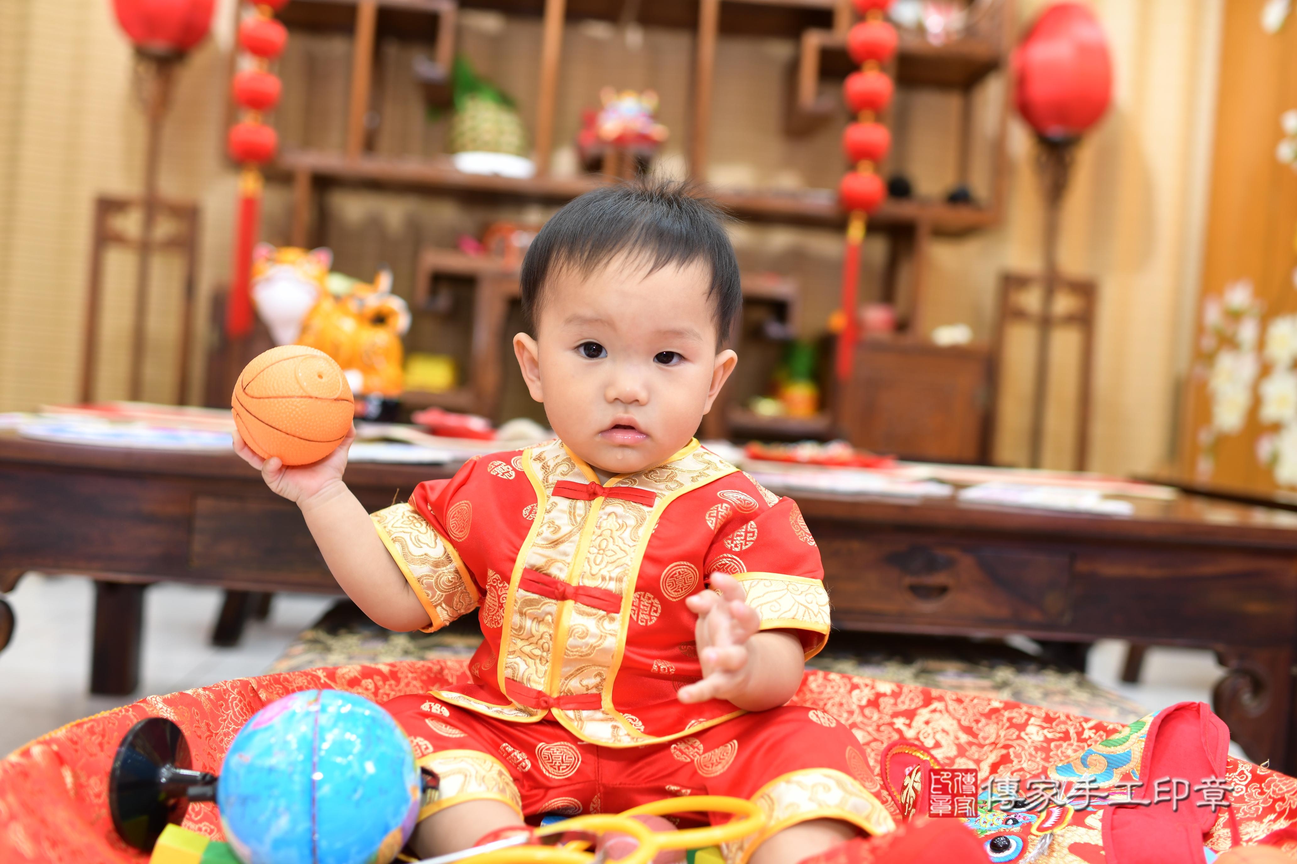 傳家手工印章高雄店、抓周、度脺、中國風會場、傳家嬰兒古禮、吉祥話、抓周道具物品24種、拍照。抓周證書。寶寶抓周、滿周歲、生日快樂、祝福 傳家手工印章高雄店、抓周、度脺、中國風會場、傳家嬰兒古禮、吉祥話、抓周道具物品24種、拍照。抓周證書。寶寶抓周、滿周歲、生日快樂、祝福