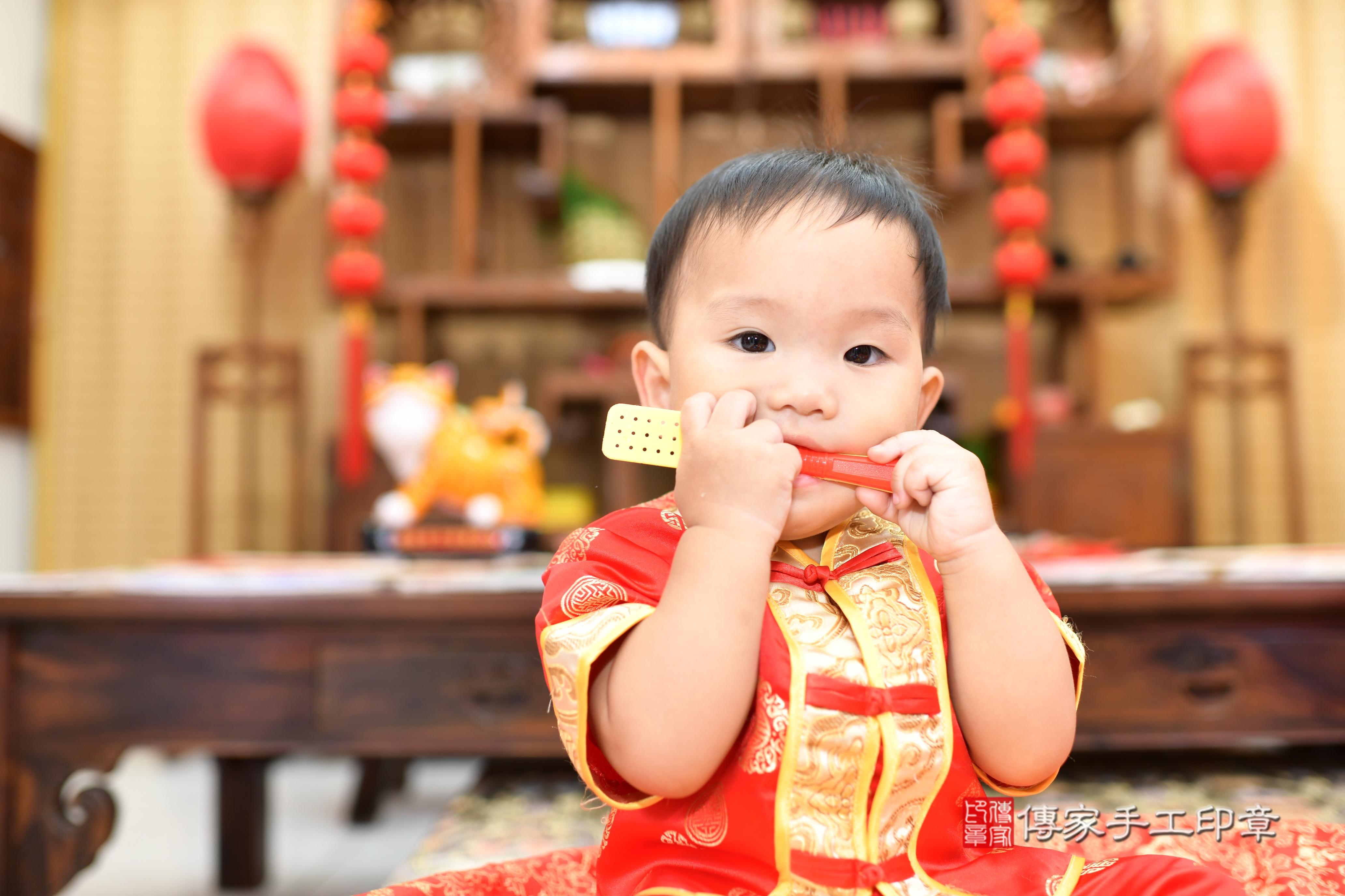 傳家手工印章高雄店、抓周、度脺、中國風會場、傳家嬰兒古禮、吉祥話、抓周道具物品24種、拍照。抓周證書。寶寶抓周、滿周歲、生日快樂、祝福 傳家手工印章高雄店、抓周、度脺、中國風會場、傳家嬰兒古禮、吉祥話、抓周道具物品24種、拍照。抓周證書。寶寶抓周、滿周歲、生日快樂、祝福