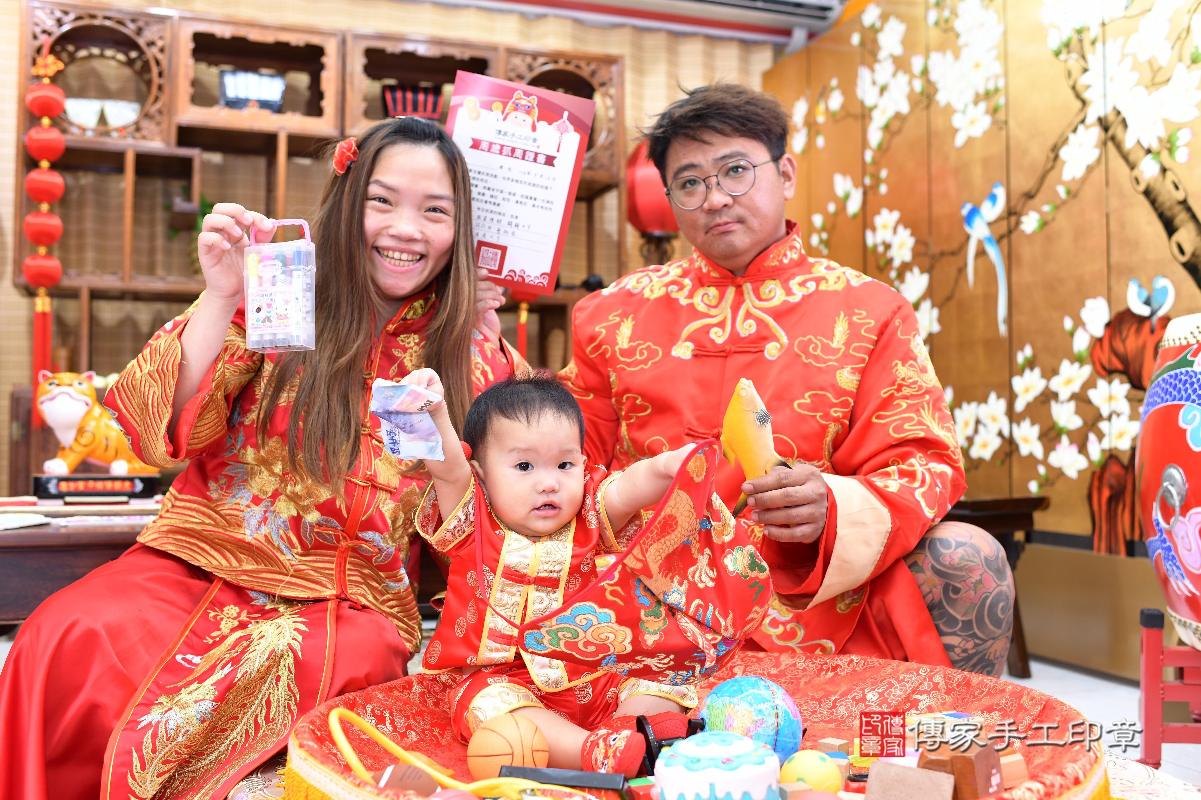 傳家手工印章高雄店、抓周、度脺、中國風會場、傳家嬰兒古禮、吉祥話、抓周道具物品24種、拍照。抓周證書。寶寶抓周、滿周歲、生日快樂、祝福 傳家手工印章高雄店、抓周、度脺、中國風會場、傳家嬰兒古禮、吉祥話、抓周道具物品24種、拍照。抓周證書。寶寶抓周、滿周歲、生日快樂、祝福