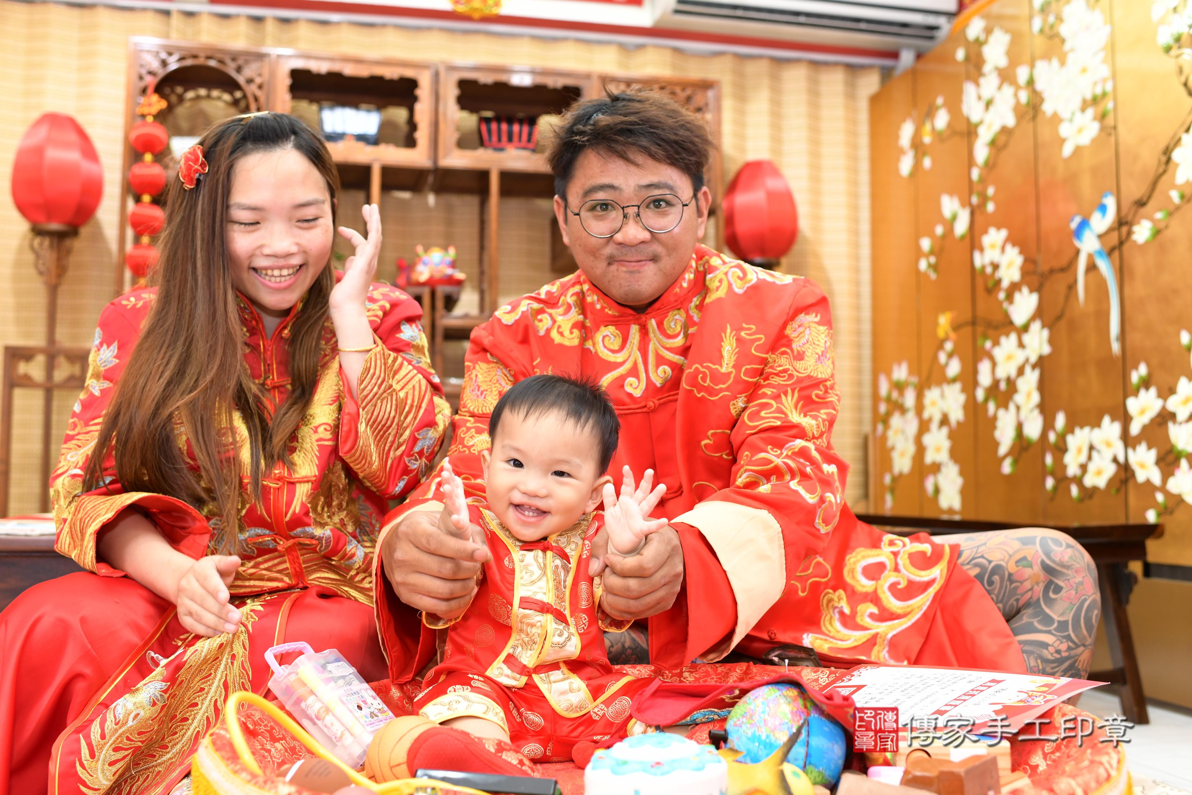 傳家手工印章高雄店、抓周、度脺、中國風會場、傳家嬰兒古禮、吉祥話、抓周道具物品24種、拍照。抓周證書。寶寶抓周、滿周歲、生日快樂、祝福 傳家手工印章高雄店、抓周、度脺、中國風會場、傳家嬰兒古禮、吉祥話、抓周道具物品24種、拍照。抓周證書。寶寶抓周、滿周歲、生日快樂、祝福