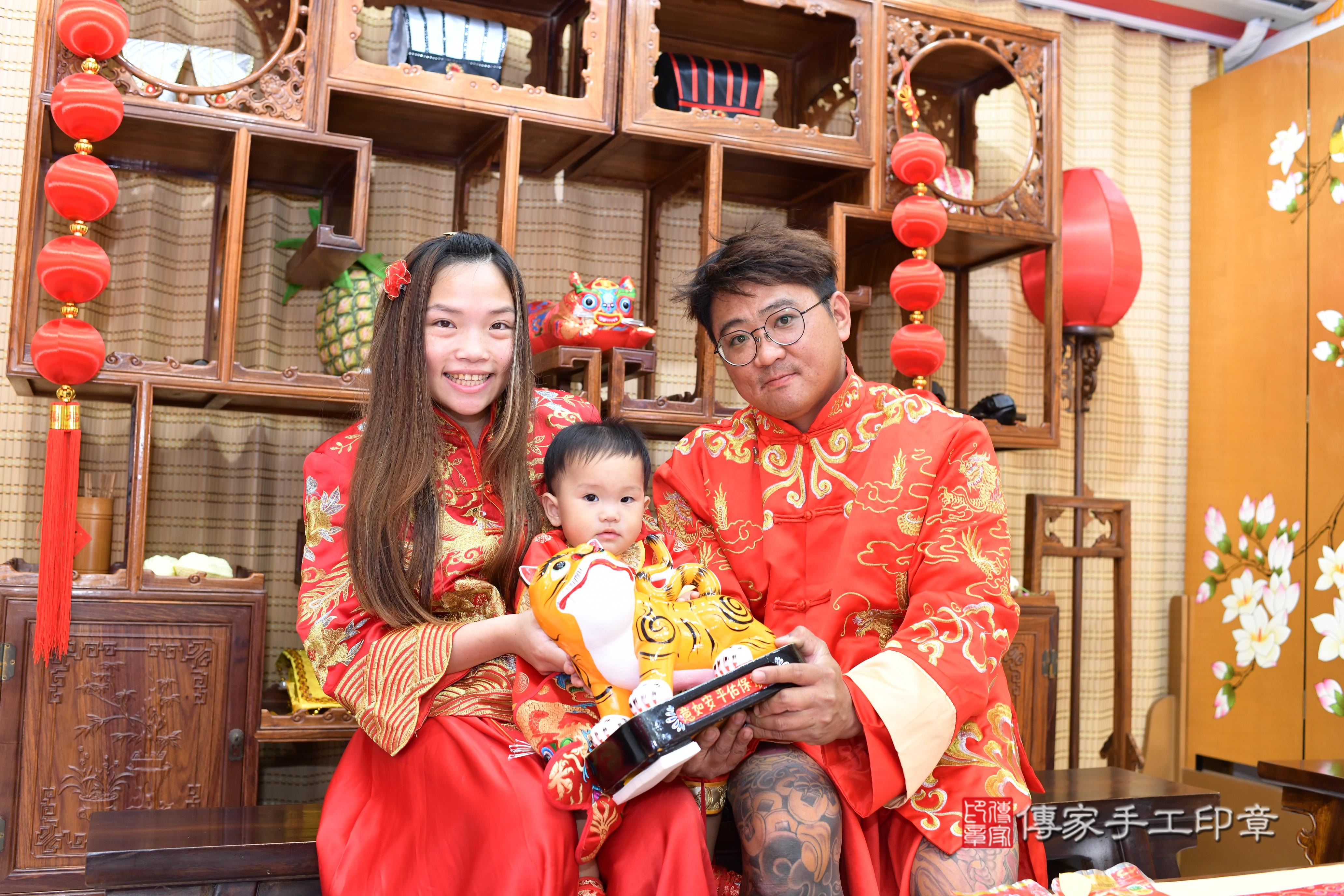 傳家手工印章高雄店、抓周、度脺、中國風會場、傳家嬰兒古禮、吉祥話、抓周道具物品24種、拍照。抓周證書。寶寶抓周、滿周歲、生日快樂、祝福 傳家手工印章高雄店、抓周、度脺、中國風會場、傳家嬰兒古禮、吉祥話、抓周道具物品24種、拍照。抓周證書。寶寶抓周、滿周歲、生日快樂、祝福