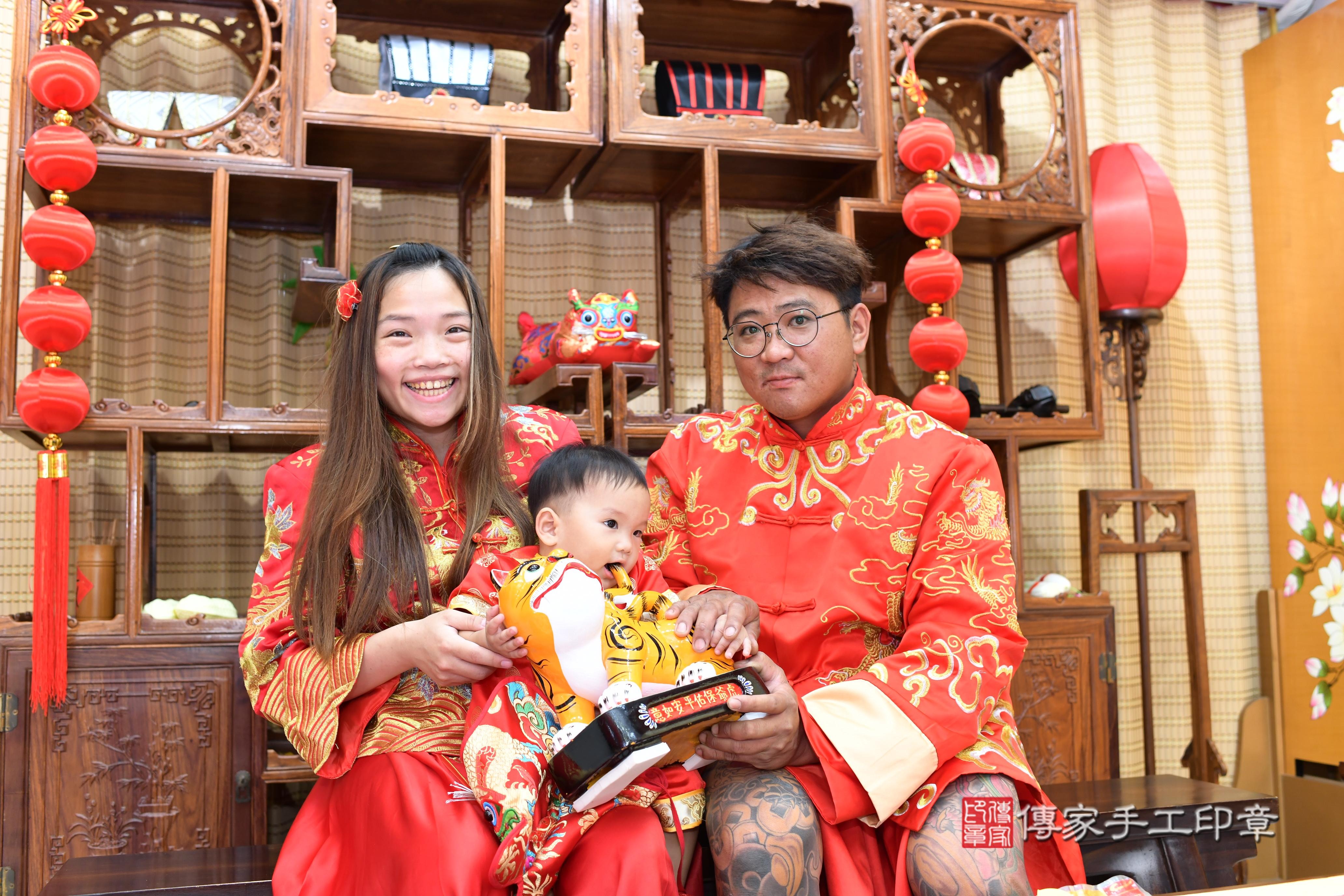 傳家手工印章高雄店、抓周、度脺、中國風會場、傳家嬰兒古禮、吉祥話、抓周道具物品24種、拍照。抓周證書。寶寶抓周、滿周歲、生日快樂、祝福 傳家手工印章高雄店、抓周、度脺、中國風會場、傳家嬰兒古禮、吉祥話、抓周道具物品24種、拍照。抓周證書。寶寶抓周、滿周歲、生日快樂、祝福