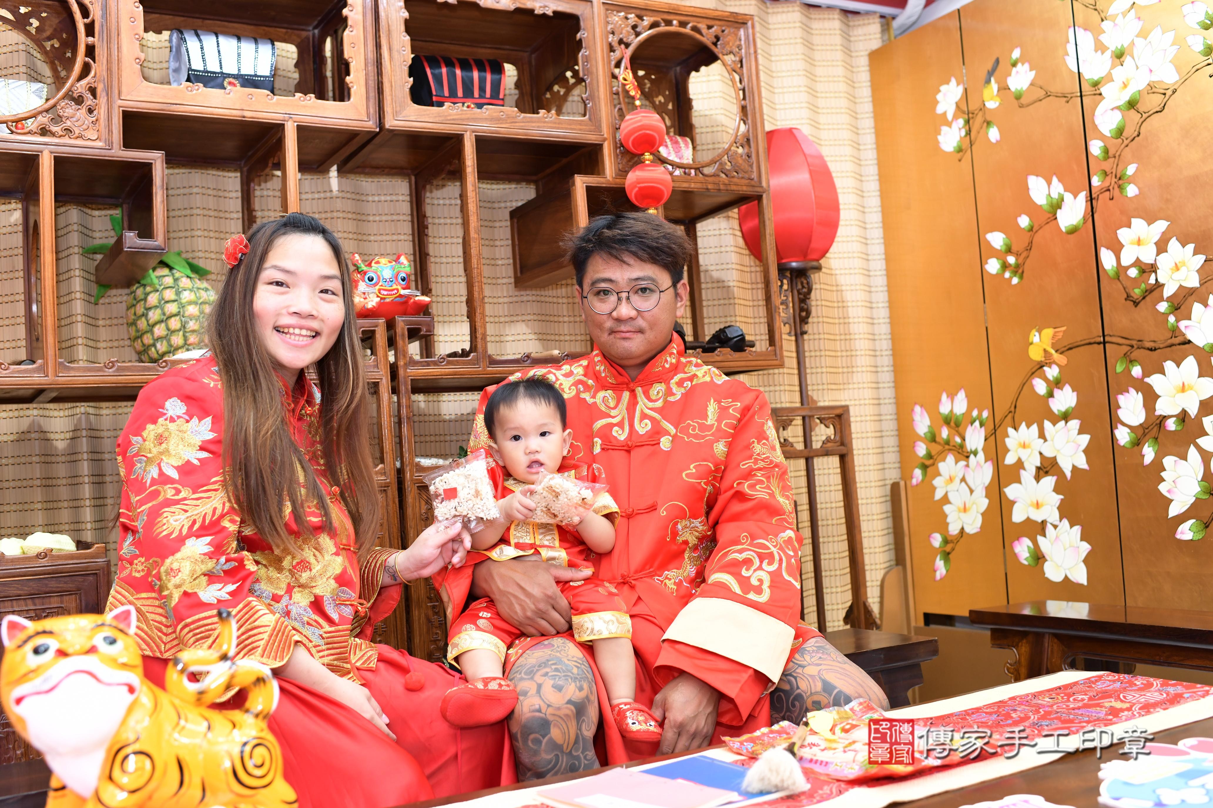 傳家手工印章高雄店、抓周、度脺、中國風會場、傳家嬰兒古禮、吉祥話、抓周道具物品24種、拍照。抓周證書。寶寶抓周、滿周歲、生日快樂、祝福 傳家手工印章高雄店、抓周、度脺、中國風會場、傳家嬰兒古禮、吉祥話、抓周道具物品24種、拍照。抓周證書。寶寶抓周、滿周歲、生日快樂、祝福