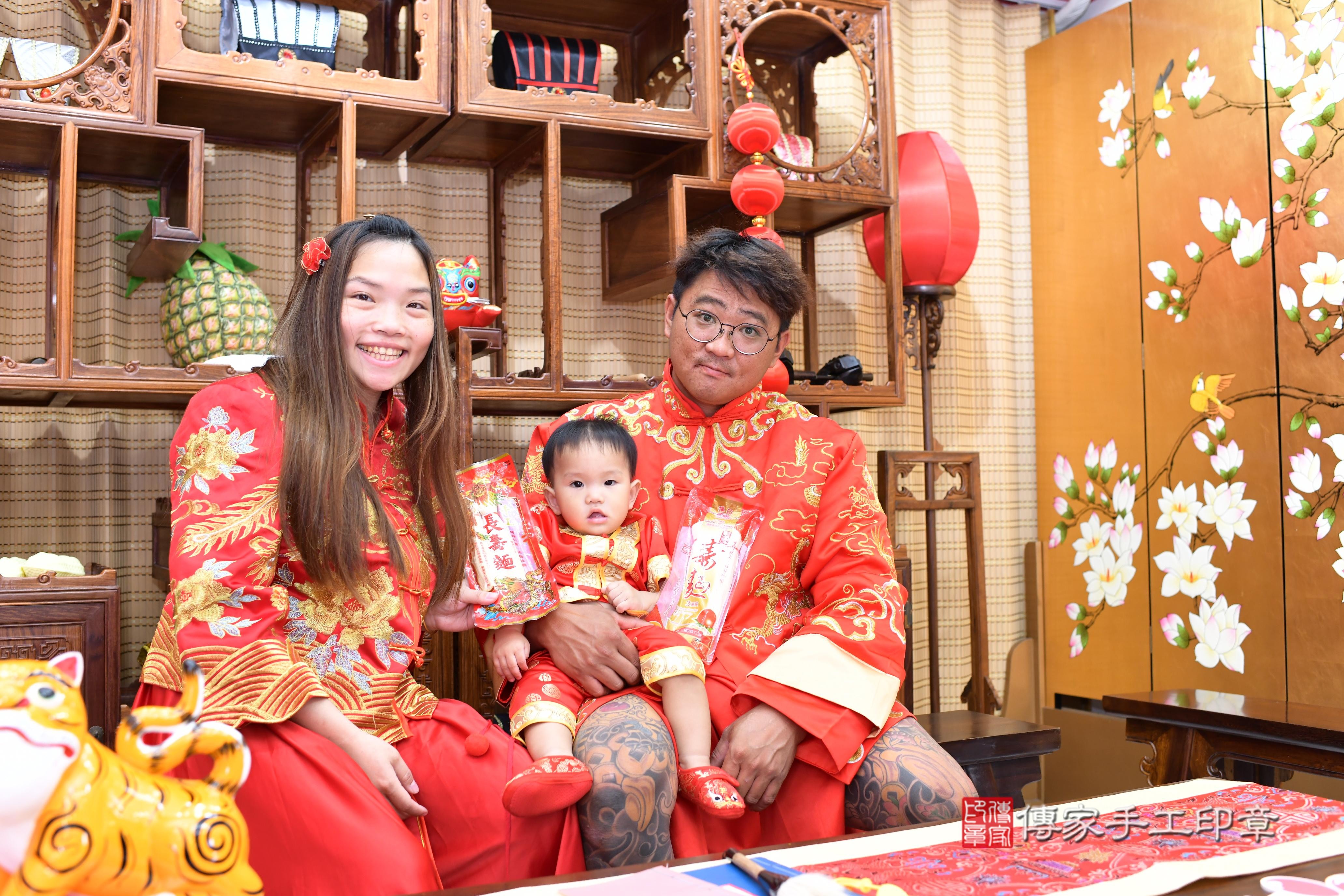 傳家手工印章高雄店、抓周、度脺、中國風會場、傳家嬰兒古禮、吉祥話、抓周道具物品24種、拍照。抓周證書。寶寶抓周、滿周歲、生日快樂、祝福 傳家手工印章高雄店、抓周、度脺、中國風會場、傳家嬰兒古禮、吉祥話、抓周道具物品24種、拍照。抓周證書。寶寶抓周、滿周歲、生日快樂、祝福