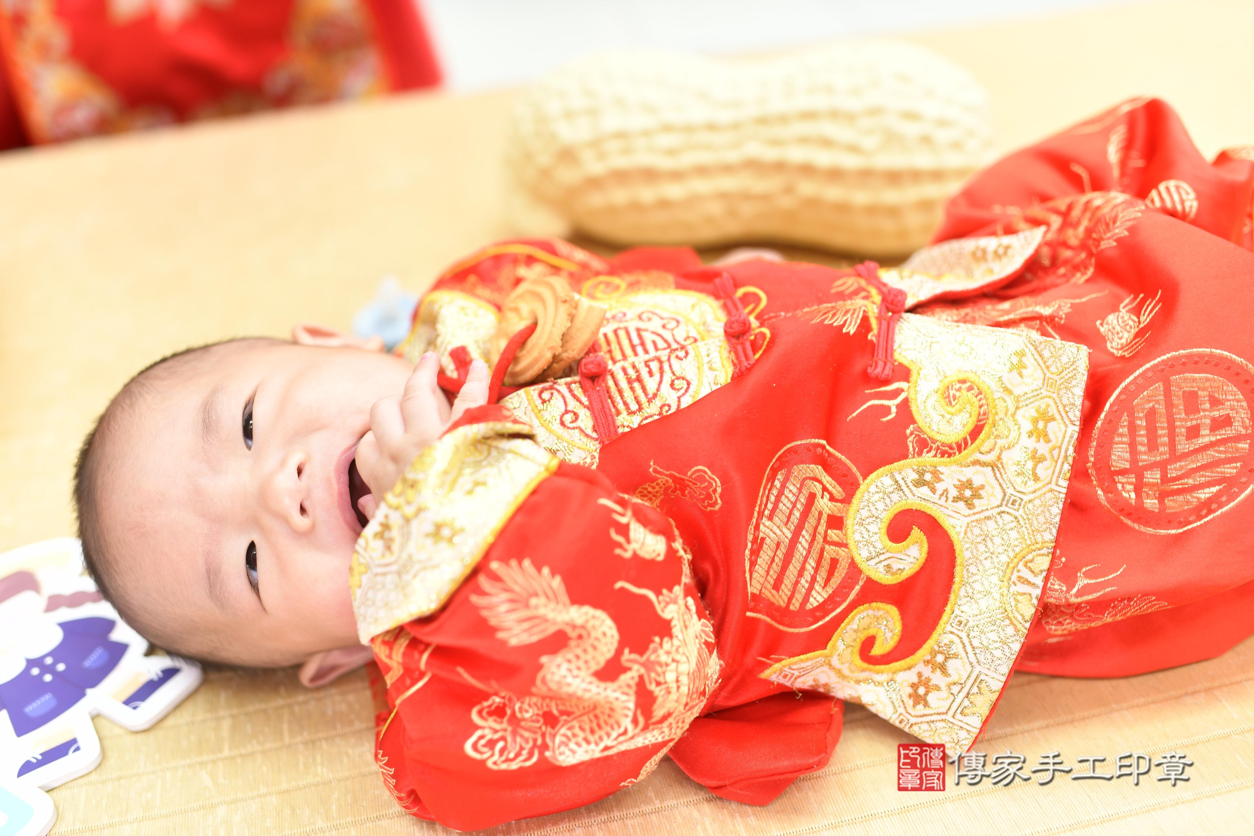 傳家手工印章高雄店、抓周、度脺、中國風會場、傳家嬰兒古禮、吉祥話、抓周道具物品24種、拍照。抓周證書。寶寶抓周、滿周歲、生日快樂、祝福