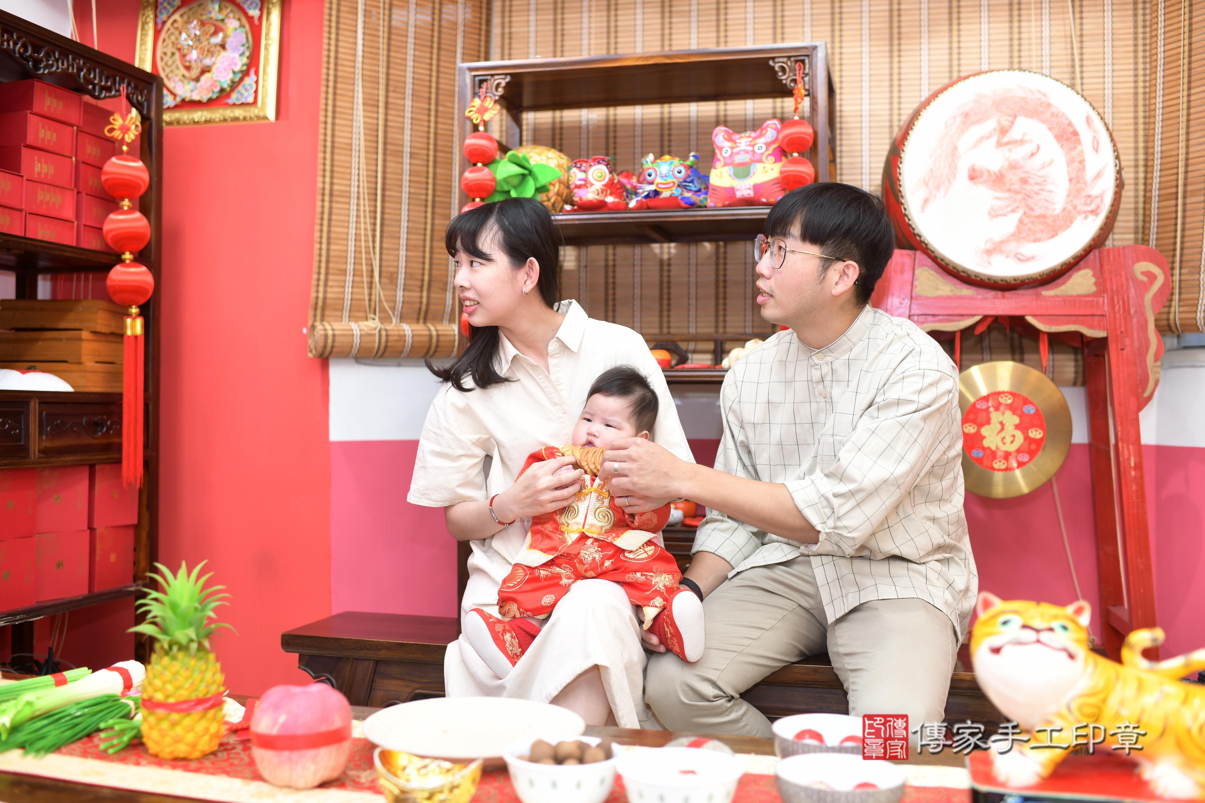 傳家手工印章高雄店、抓周、度脺、中國風會場、傳家嬰兒古禮、吉祥話、抓周道具物品24種、拍照。抓周證書。寶寶抓周、滿周歲、生日快樂、祝福