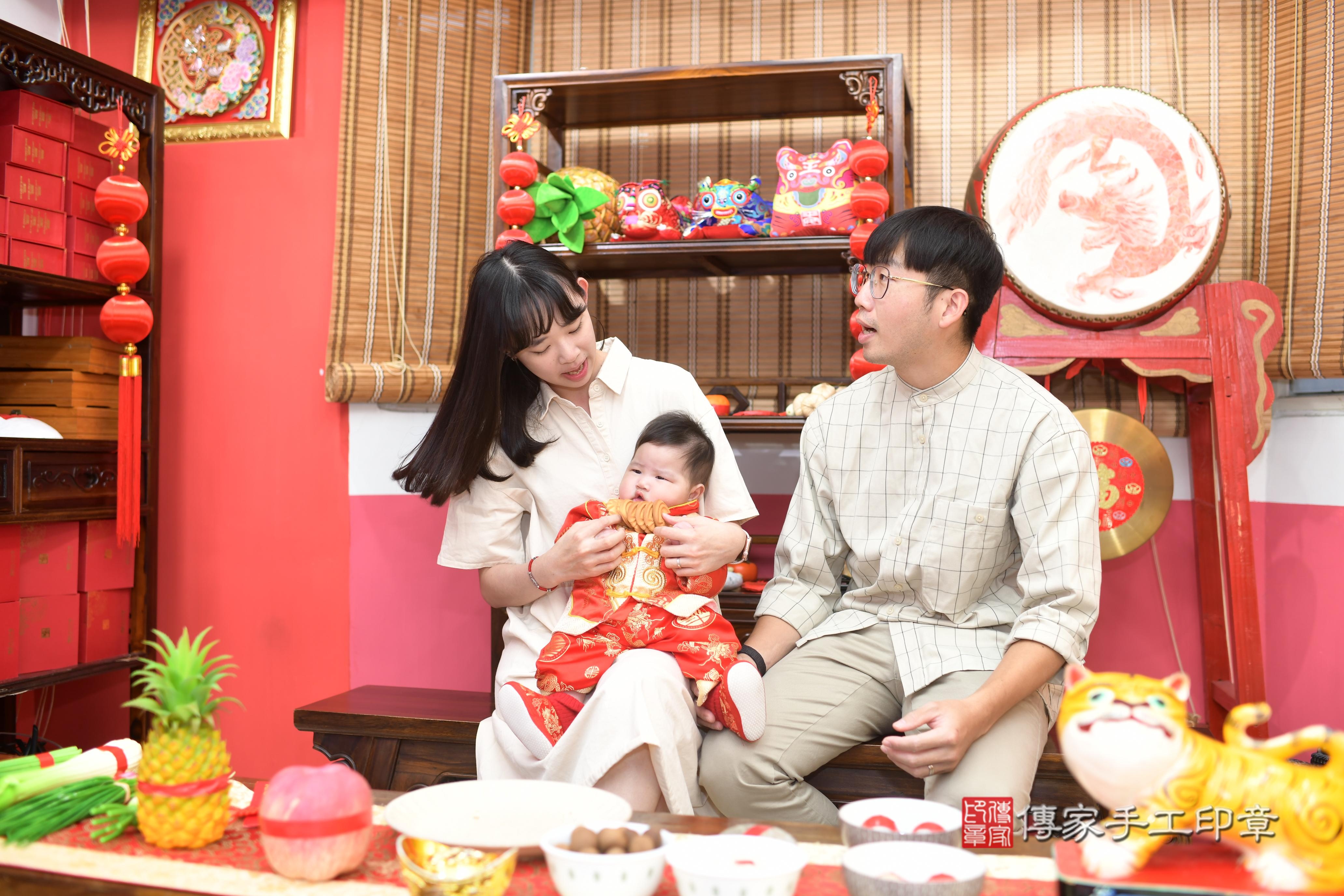 傳家手工印章高雄店、抓周、度脺、中國風會場、傳家嬰兒古禮、吉祥話、抓周道具物品24種、拍照。抓周證書。寶寶抓周、滿周歲、生日快樂、祝福