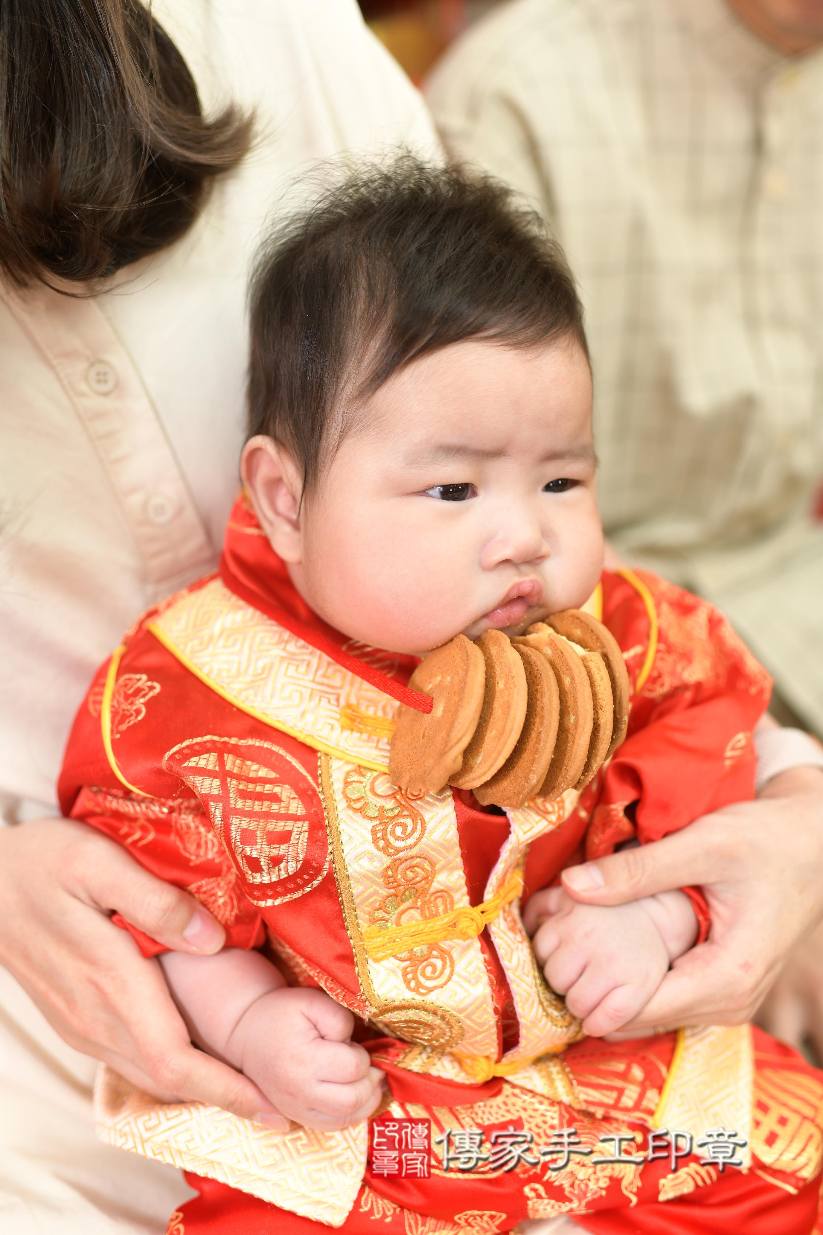 傳家手工印章高雄店、抓周、度脺、中國風會場、傳家嬰兒古禮、吉祥話、抓周道具物品24種、拍照。抓周證書。寶寶抓周、滿周歲、生日快樂、祝福
