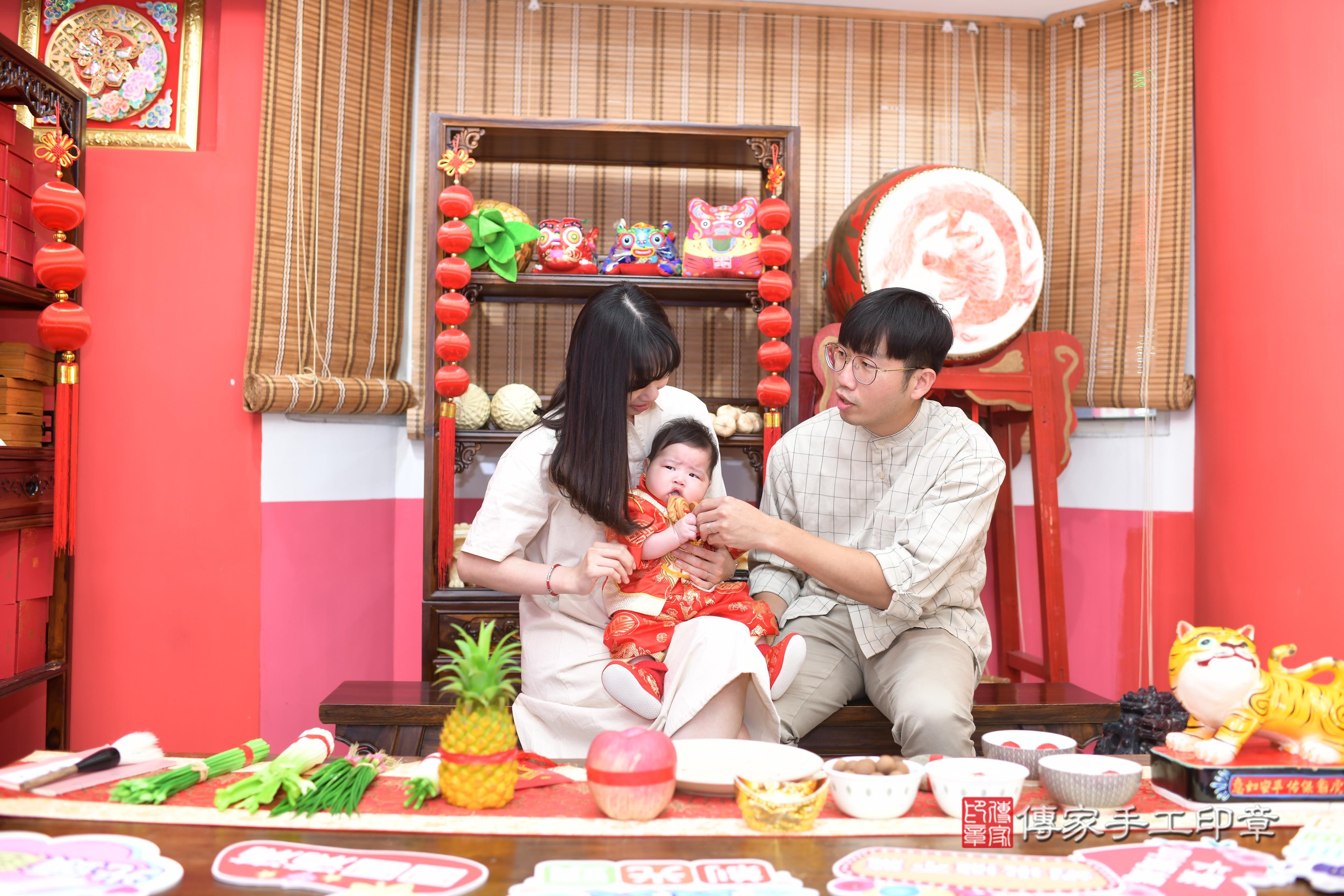 傳家手工印章高雄店、抓周、度脺、中國風會場、傳家嬰兒古禮、吉祥話、抓周道具物品24種、拍照。抓周證書。寶寶抓周、滿周歲、生日快樂、祝福
