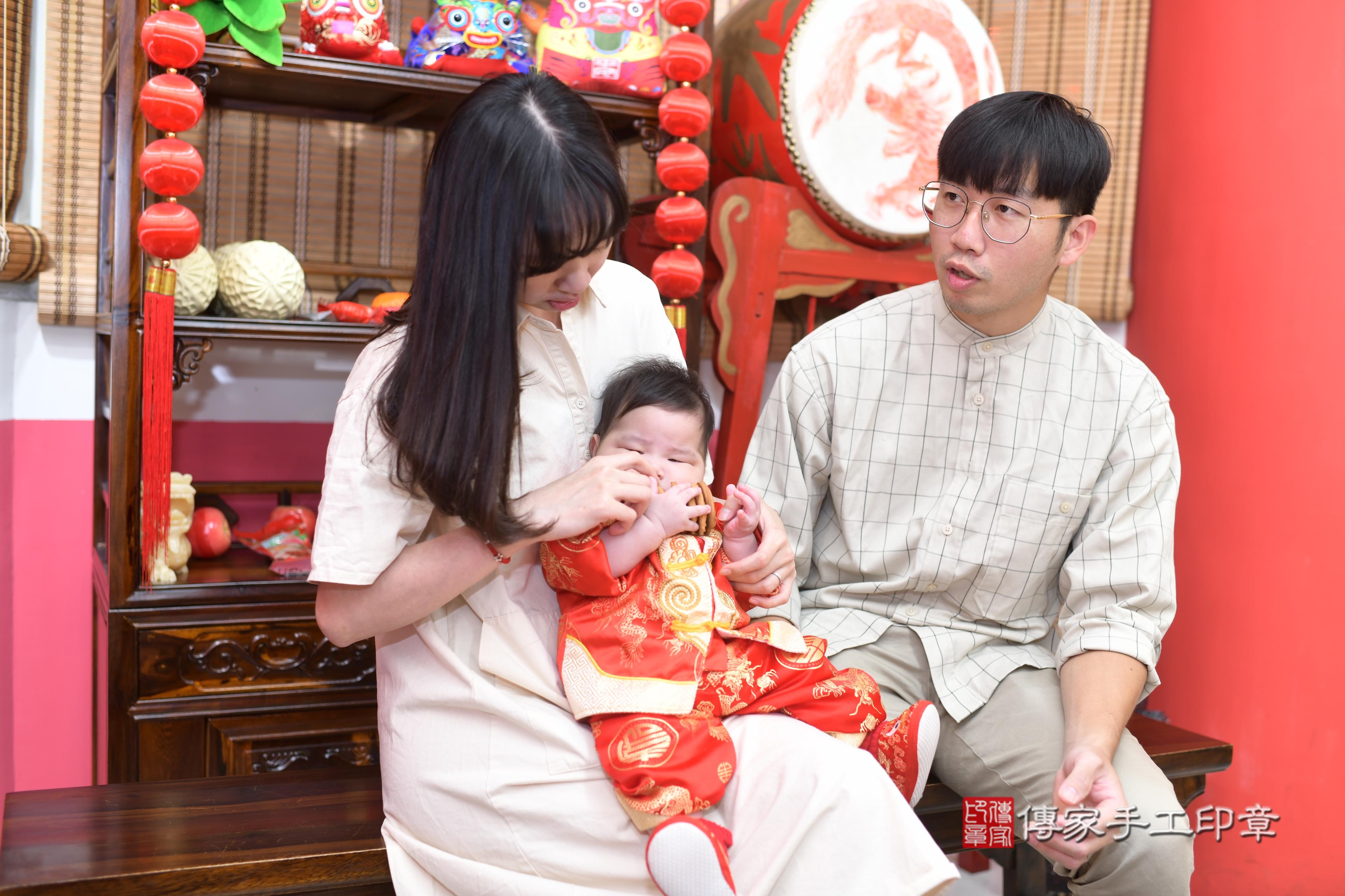 傳家手工印章高雄店、抓周、度脺、中國風會場、傳家嬰兒古禮、吉祥話、抓周道具物品24種、拍照。抓周證書。寶寶抓周、滿周歲、生日快樂、祝福